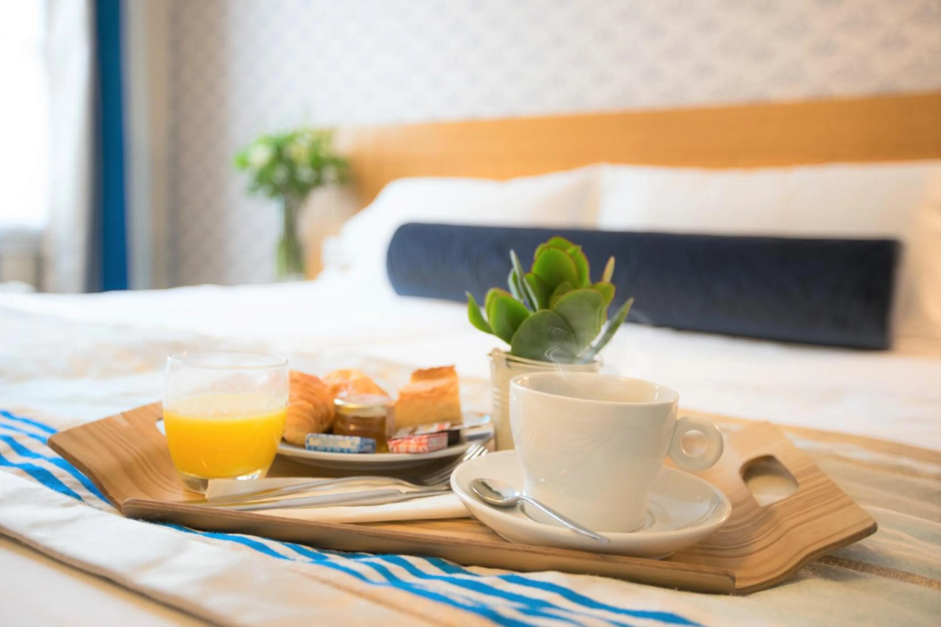 Continental breakfast, Bed in Hotel Romance Malesherbes by Patrick Hayat