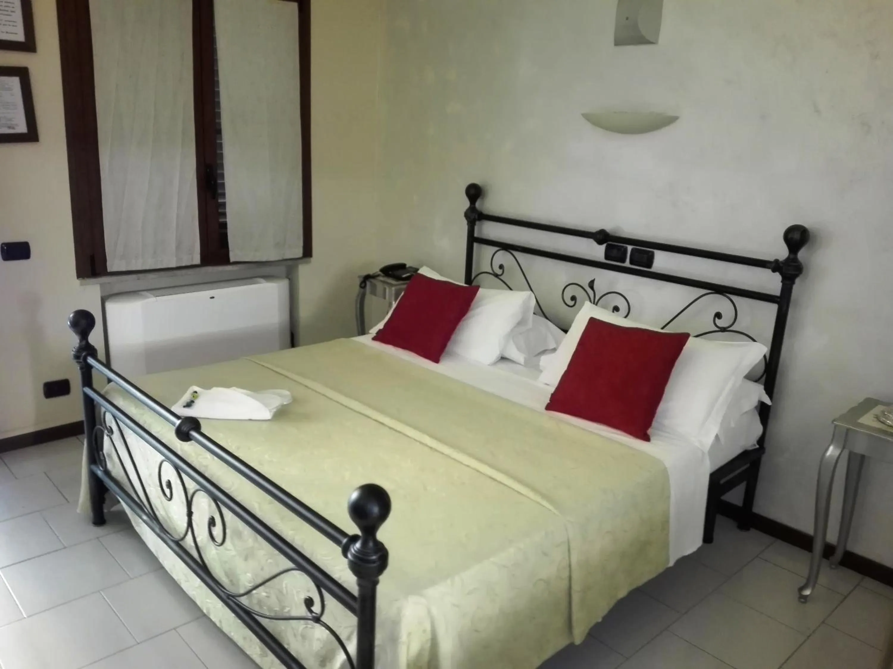 Bed in Hotel Motel Est