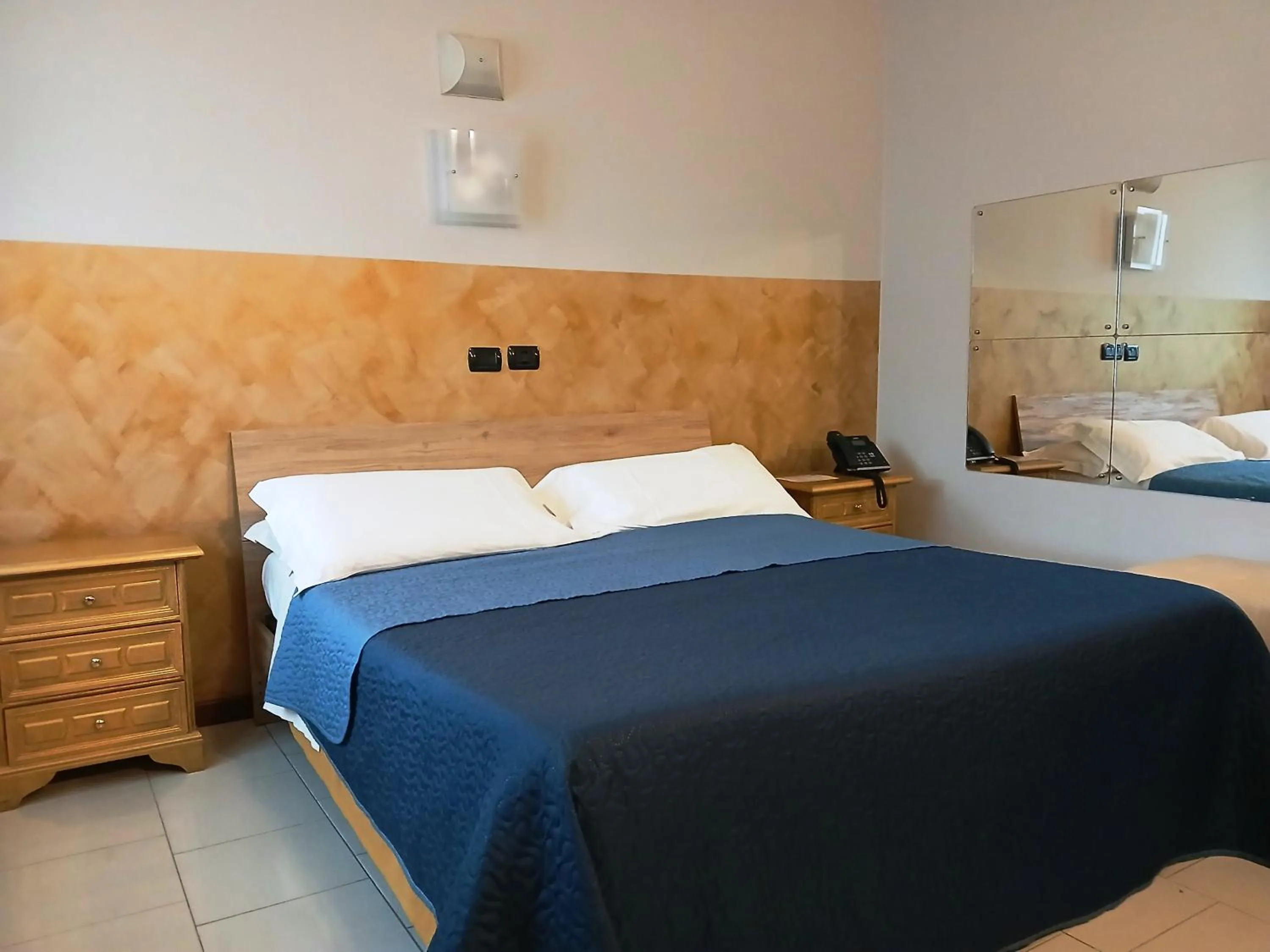 Bedroom, Bed in Hotel Motel Est