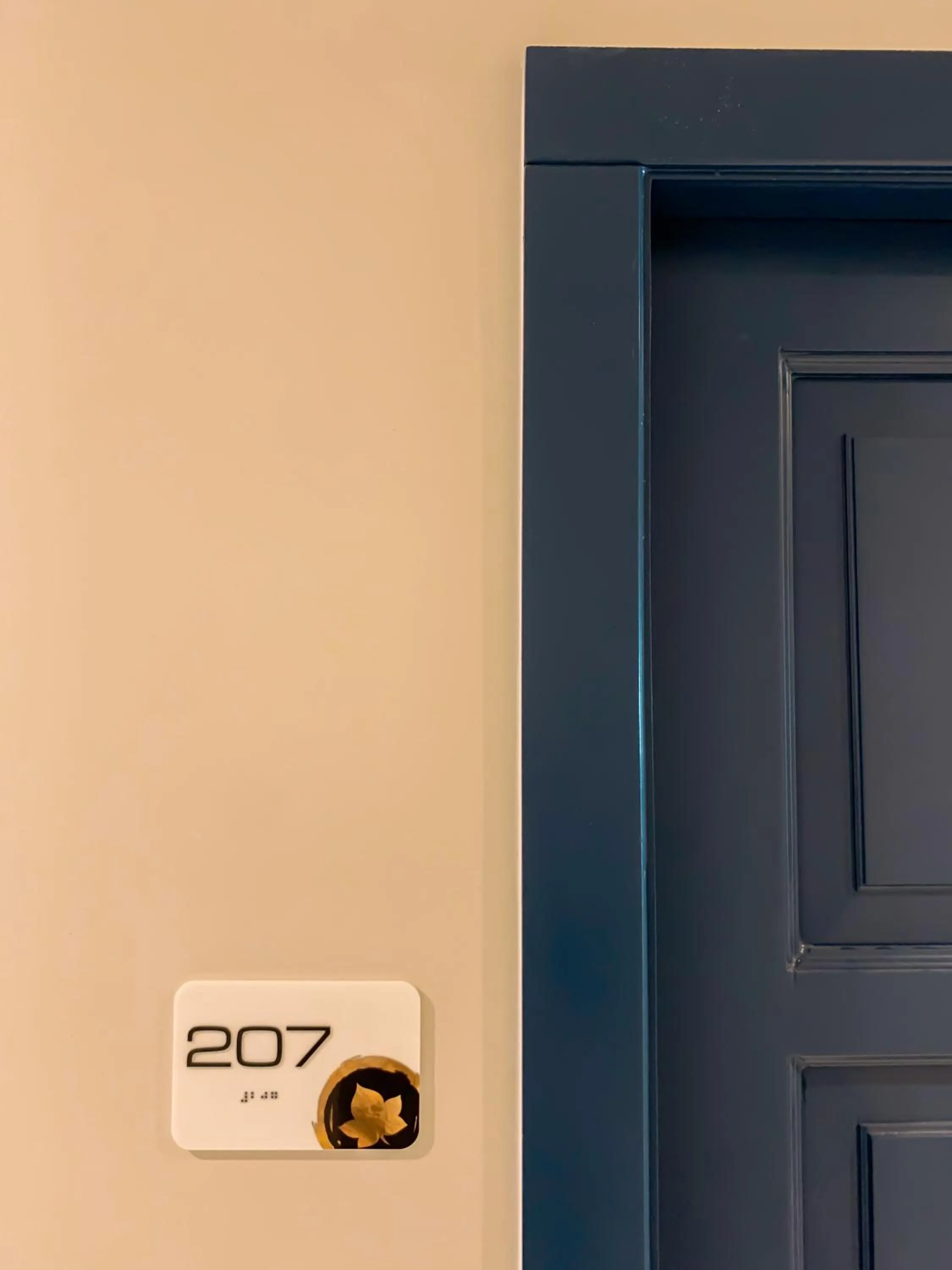 Logo/Certificate/Sign in The Ivy Hotel