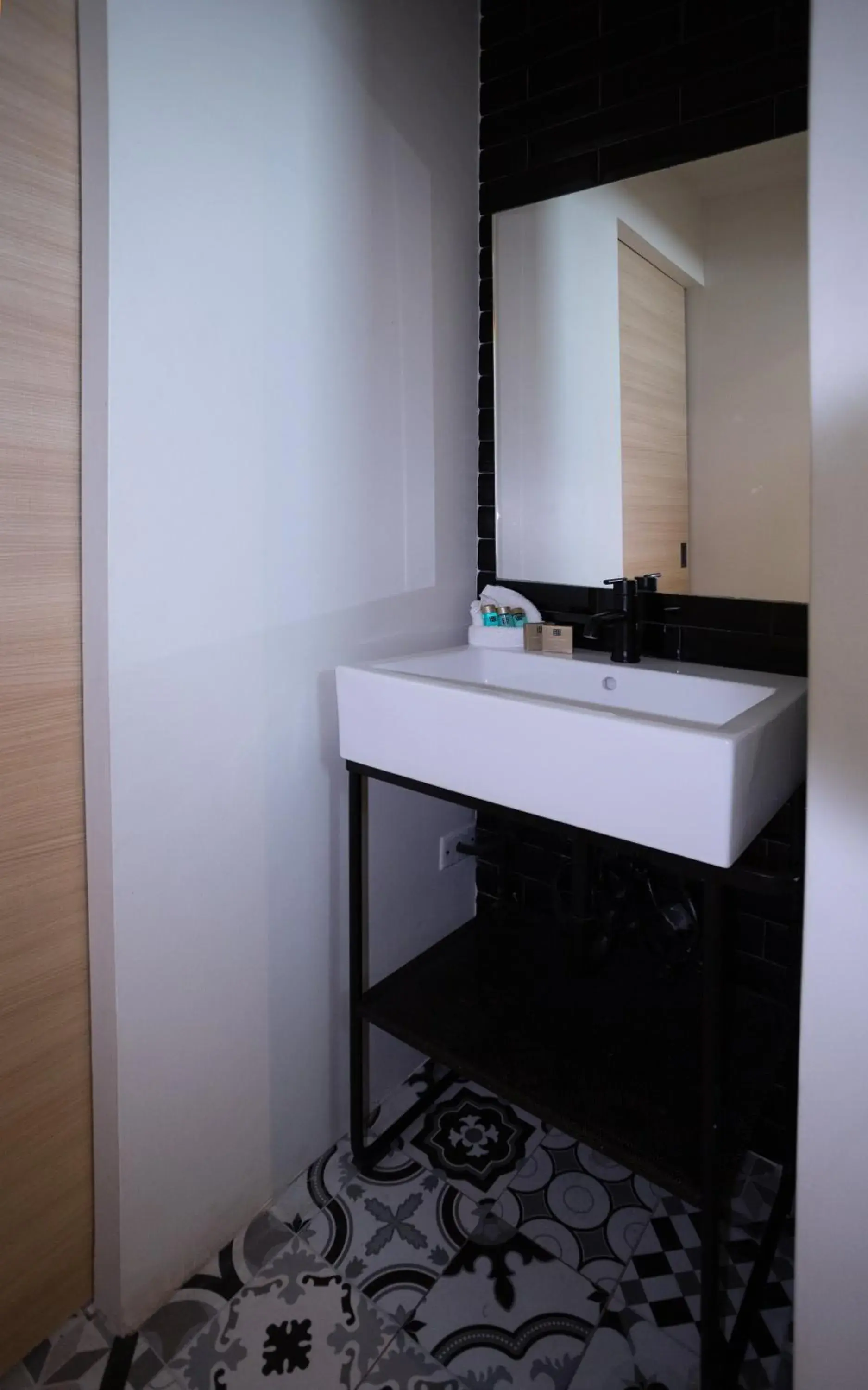 Tropical Oasis in The Ivy Hotel Tropical Oasis in The Ivy Hotel