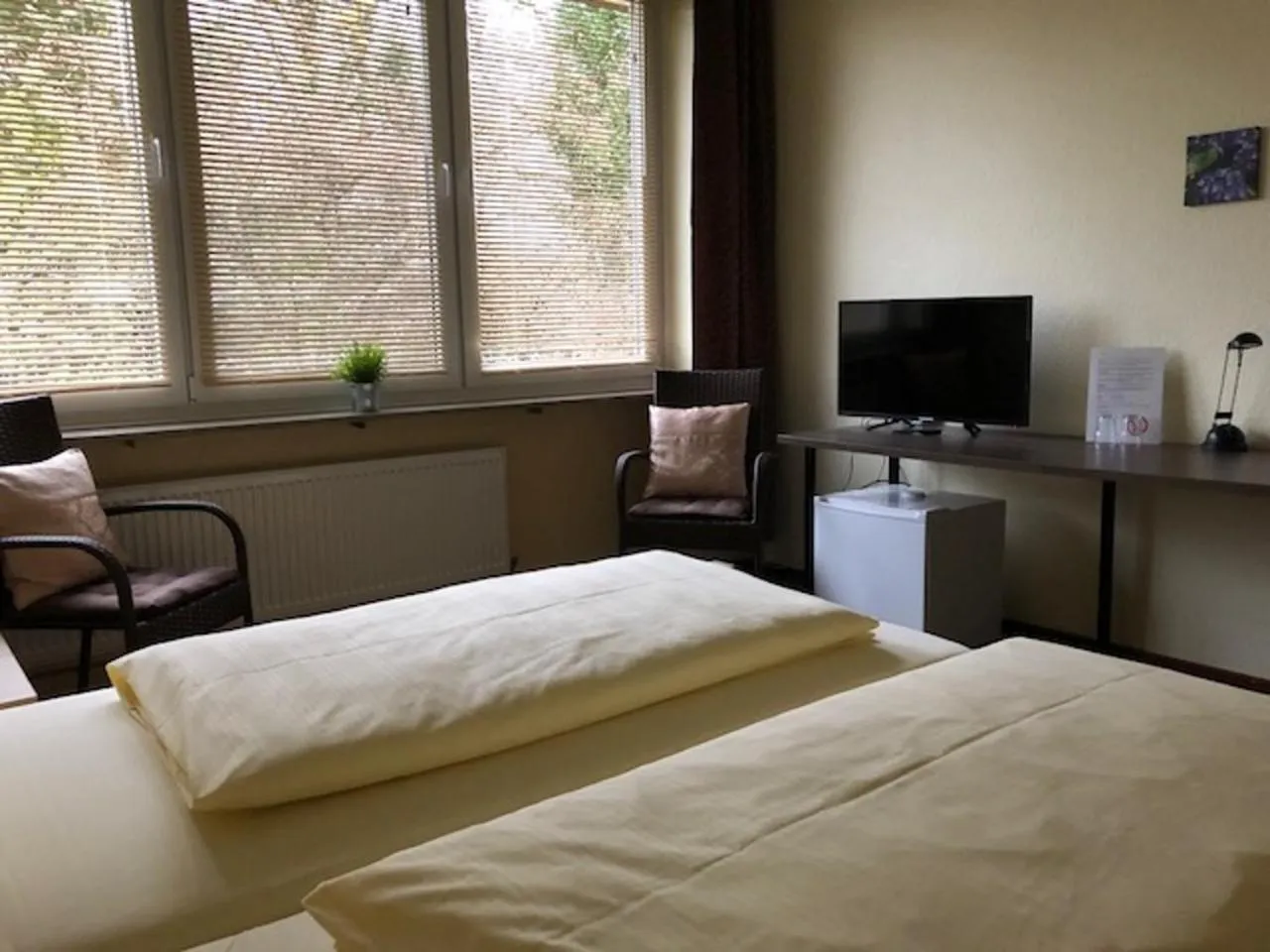 Photo of the whole room, Bed in Hotel am Siebenpfennigsknapp