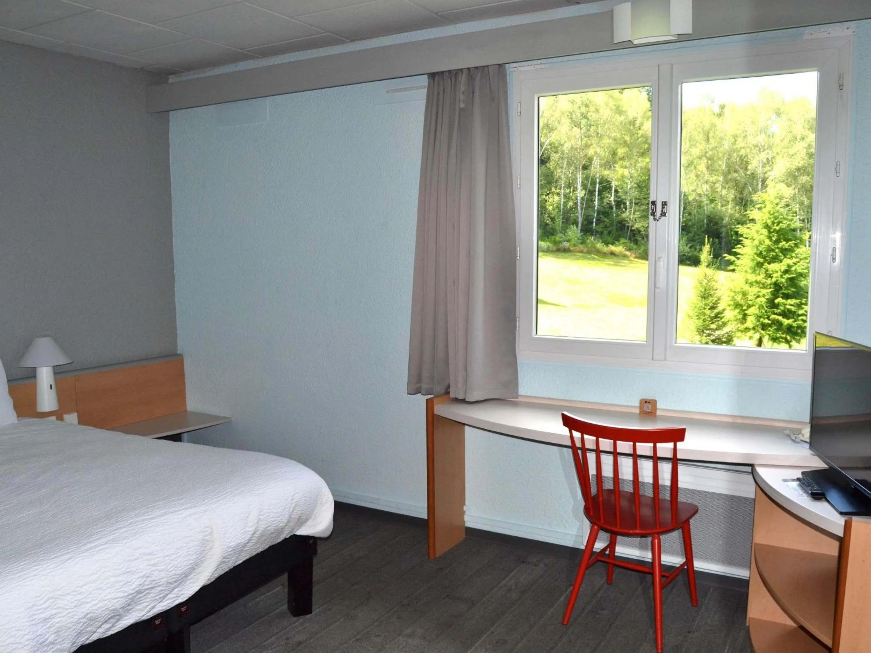 Bedroom, Bed in ibis Egletons