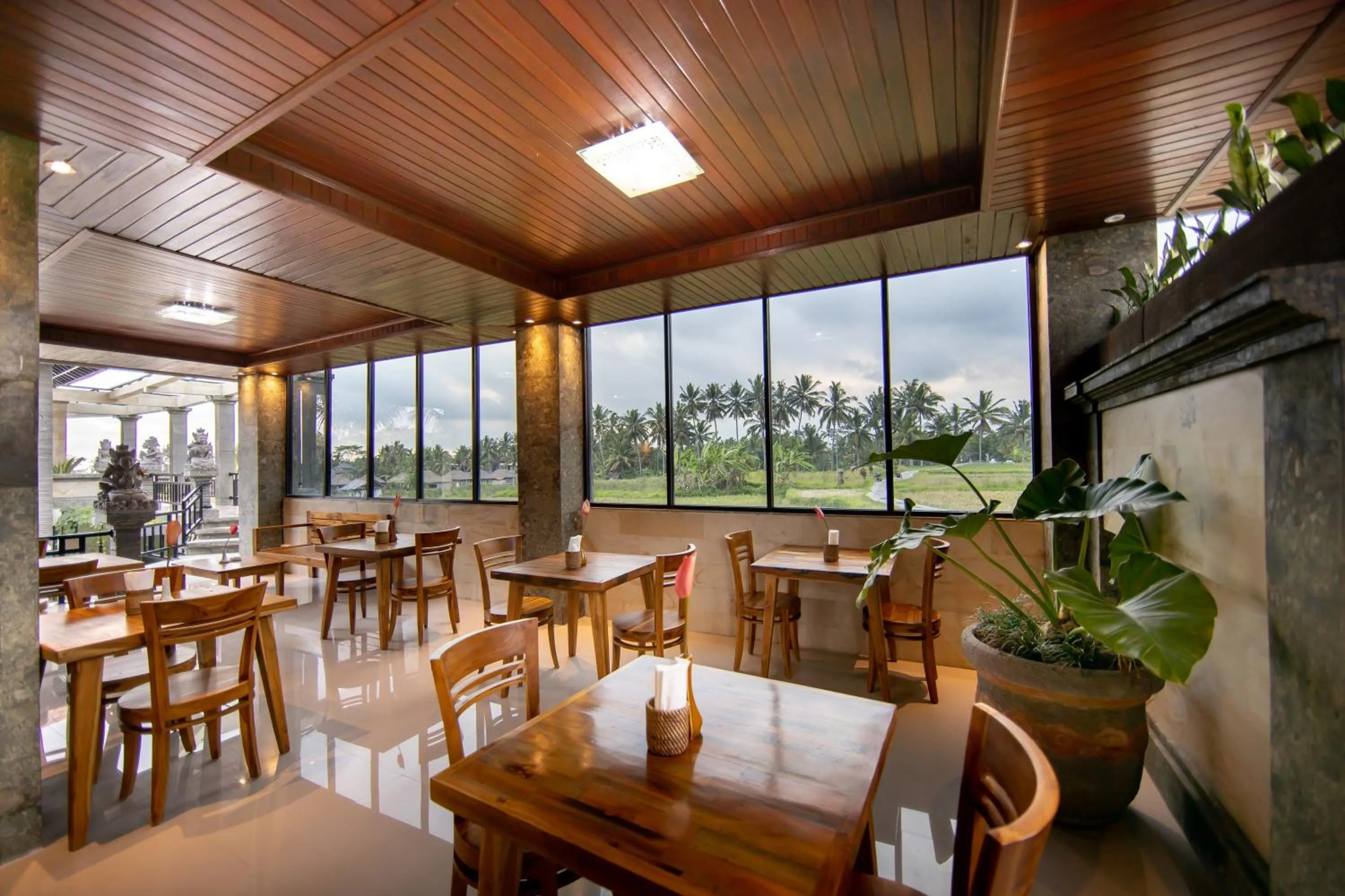 Restaurant/places to eat in Juwuk Manis