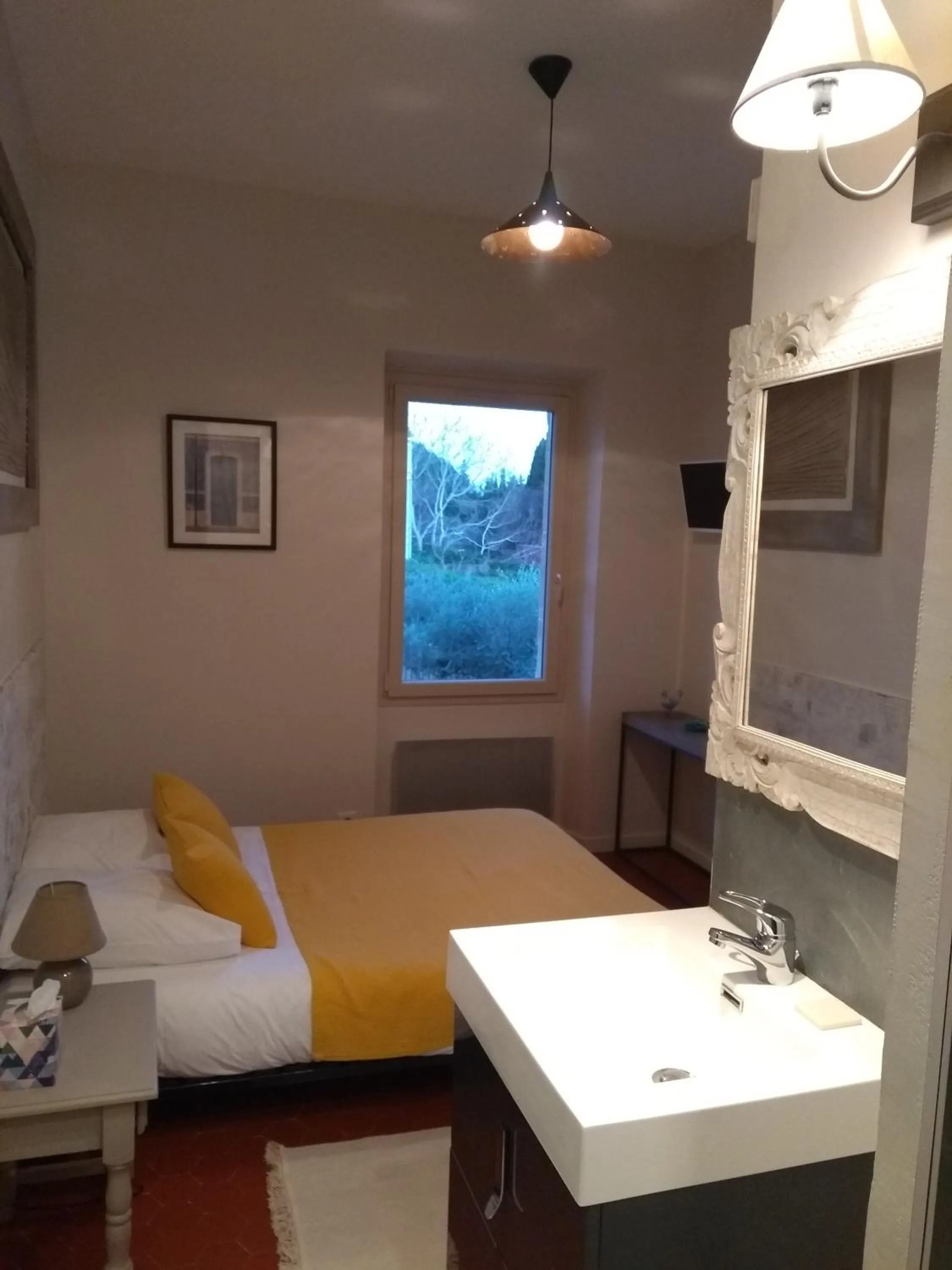 Photo of the whole room, Bed in Mas de Camejean