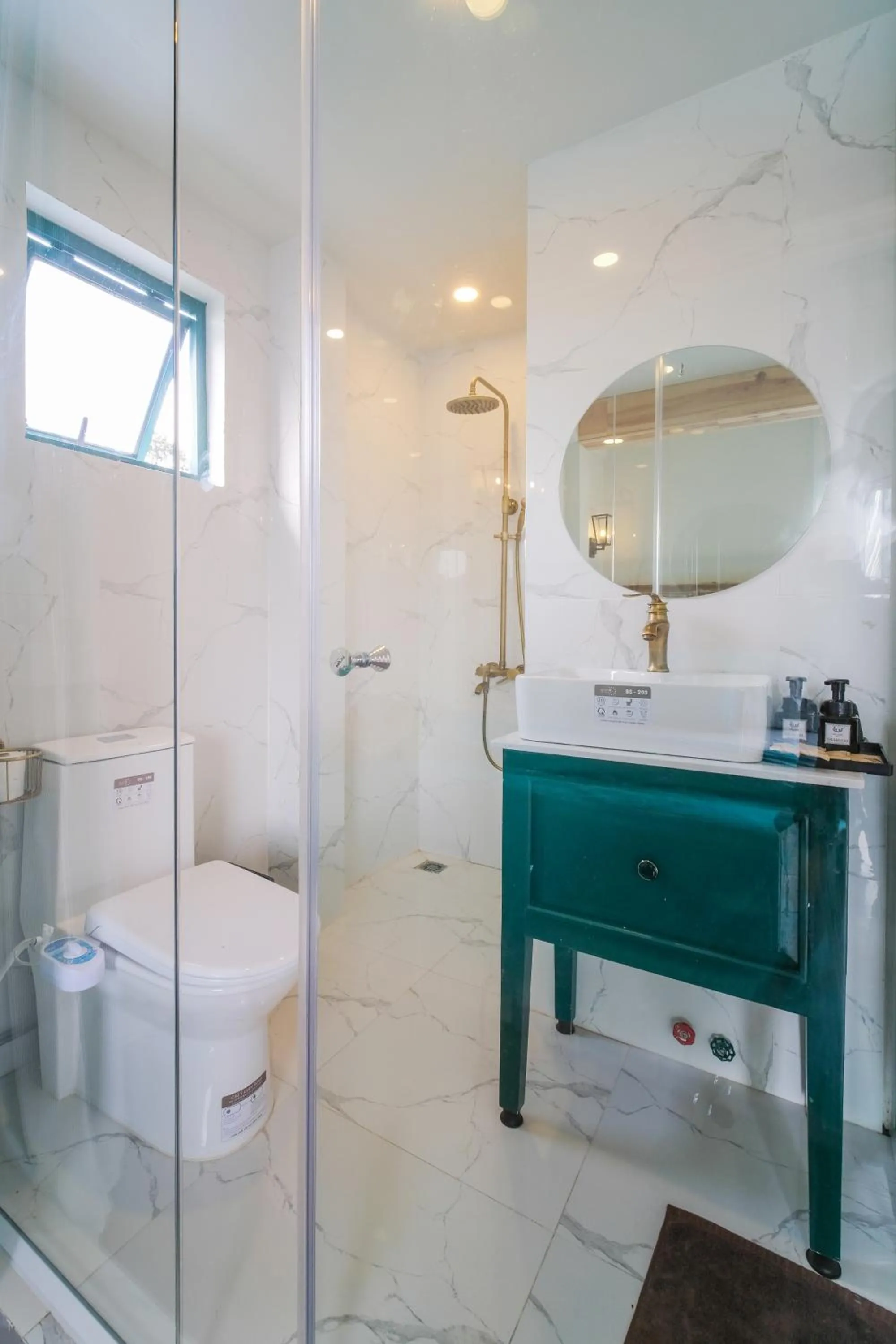 Shower in Lacasa May