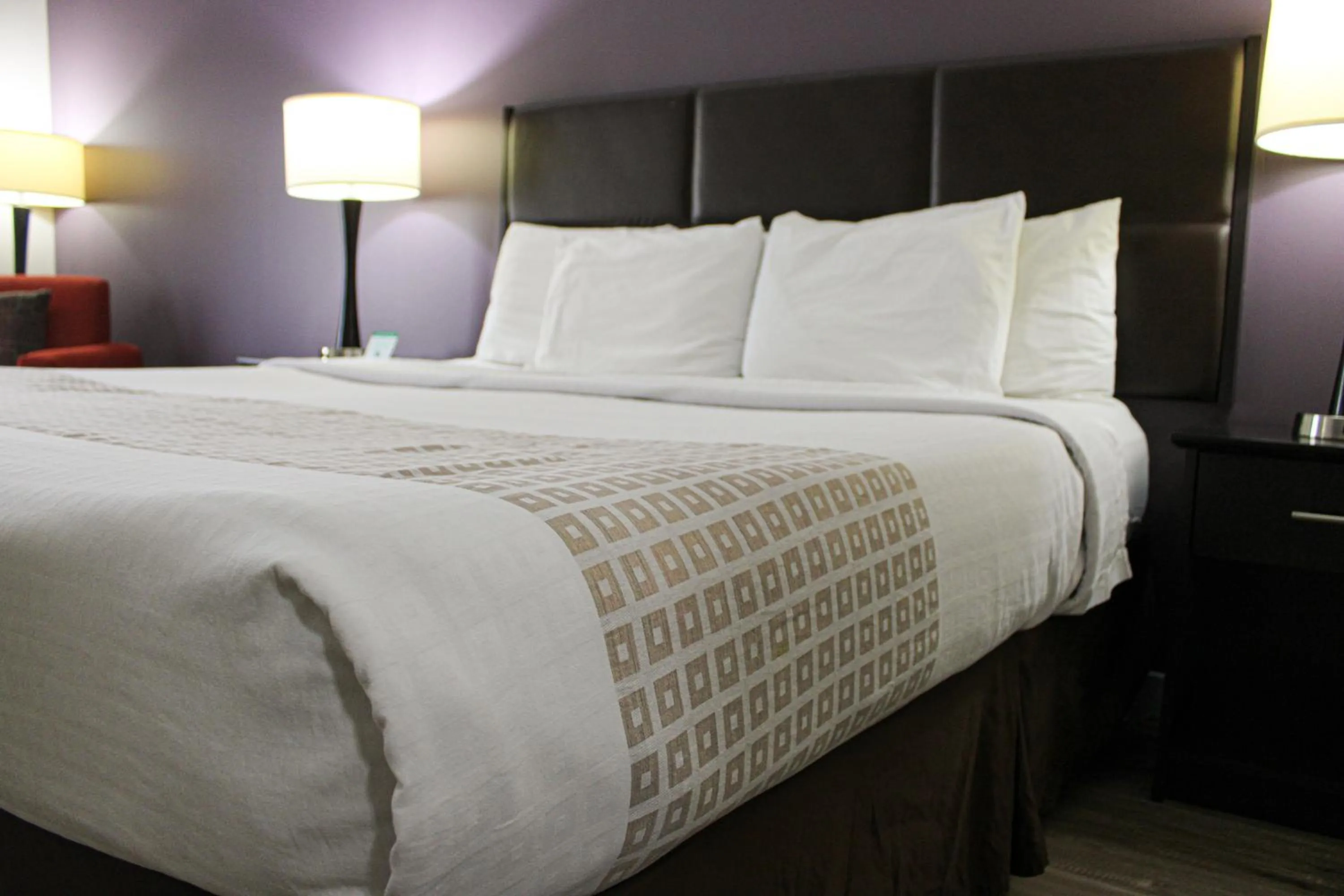 Bed in Parkwood Inn & Suites