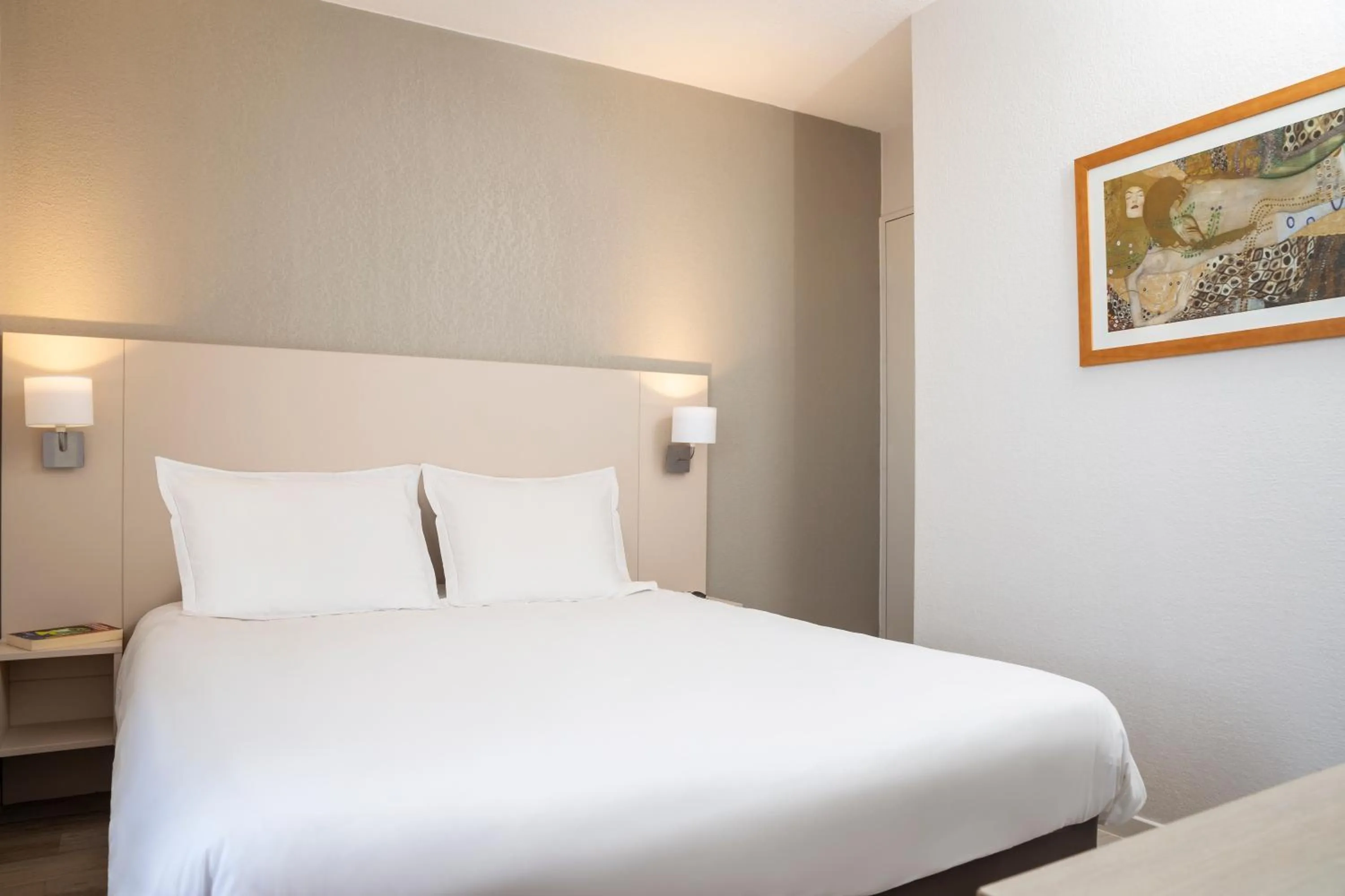 Bed in Aparthotel Adagio Access Avignon