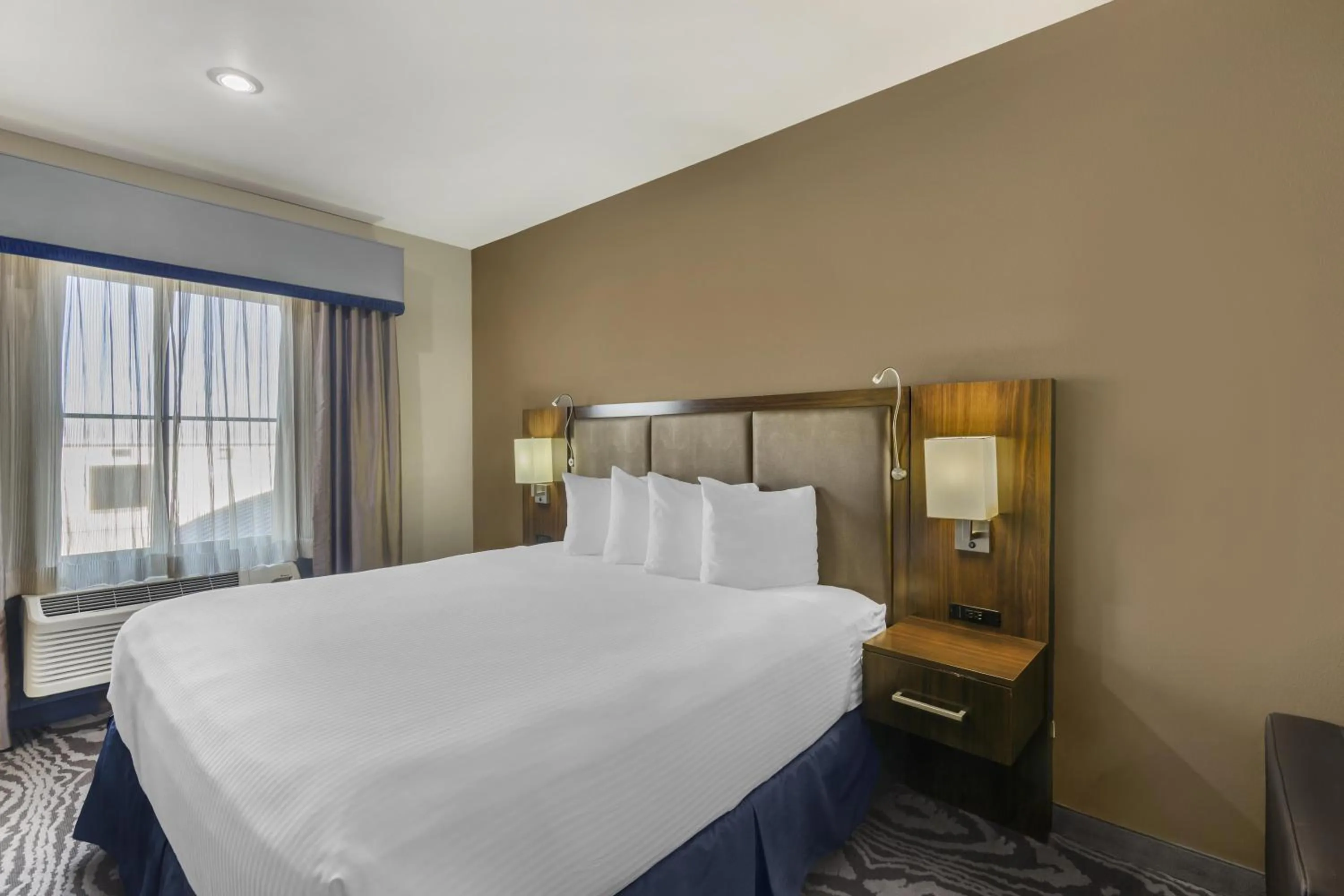 Bedroom, Bed in Best Western Plus Williston Hotel & Suites