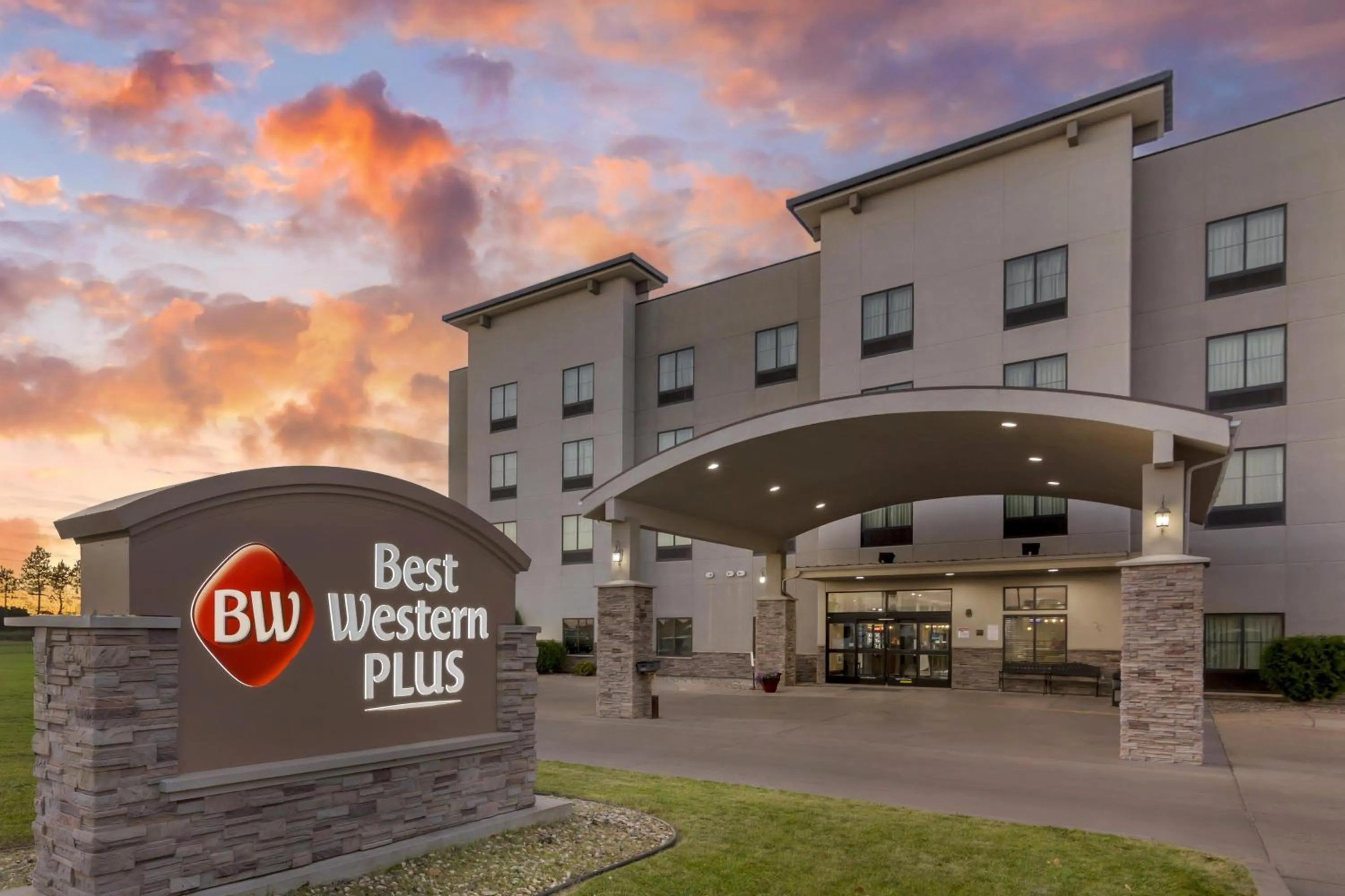 Property building in Best Western Plus Williston Hotel & Suites