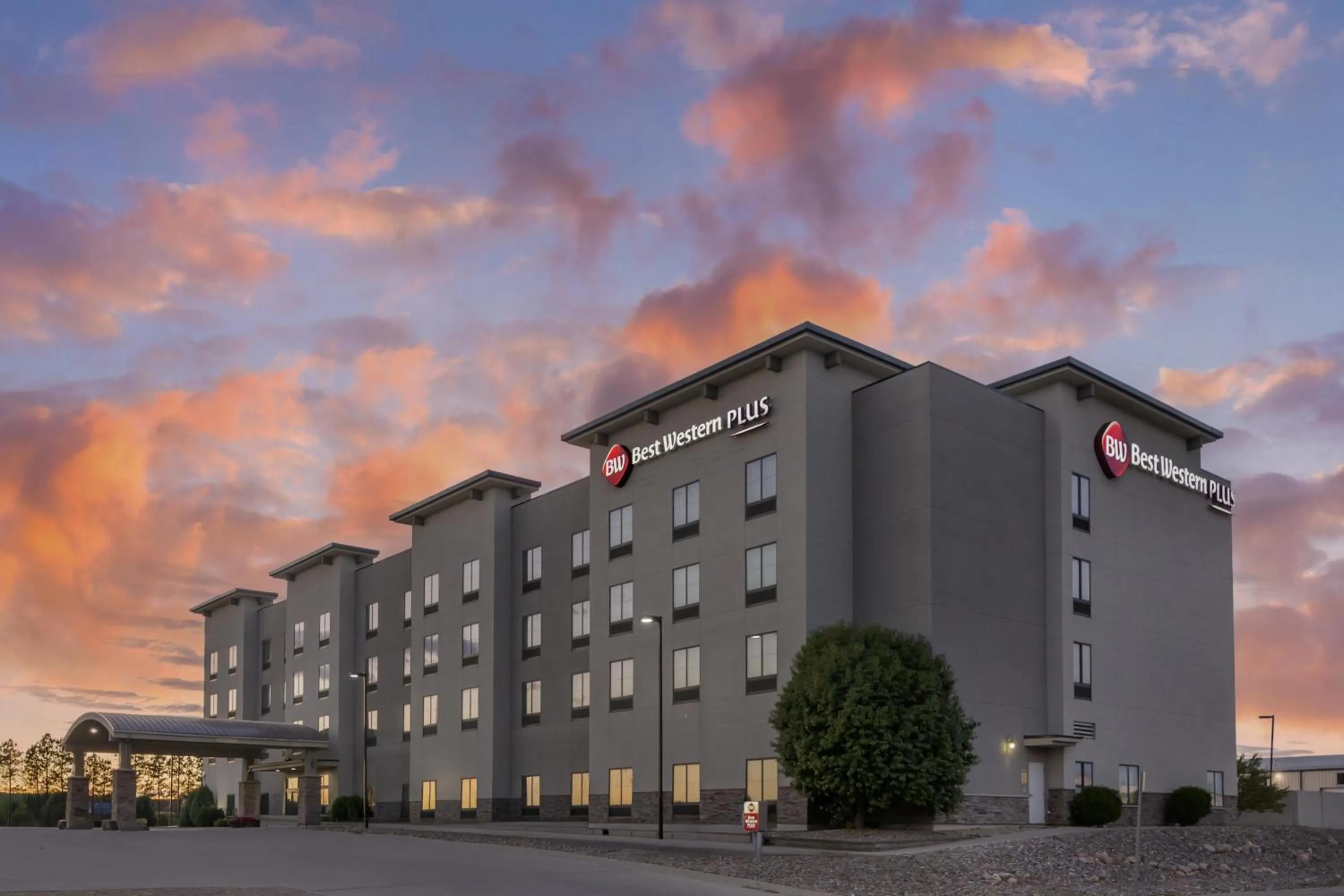 Property building in Best Western Plus Williston Hotel & Suites