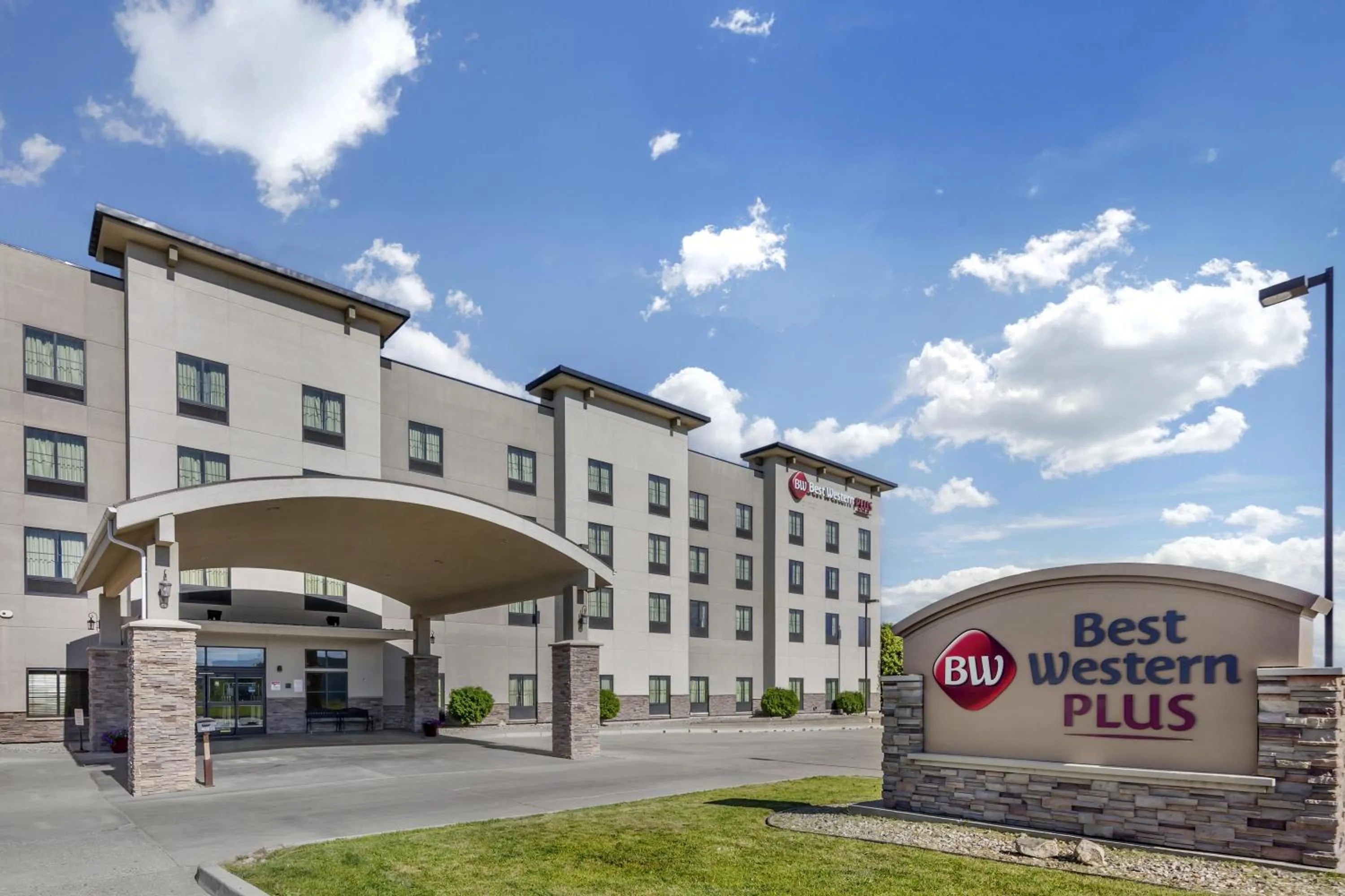Property building in Best Western Plus Williston Hotel & Suites
