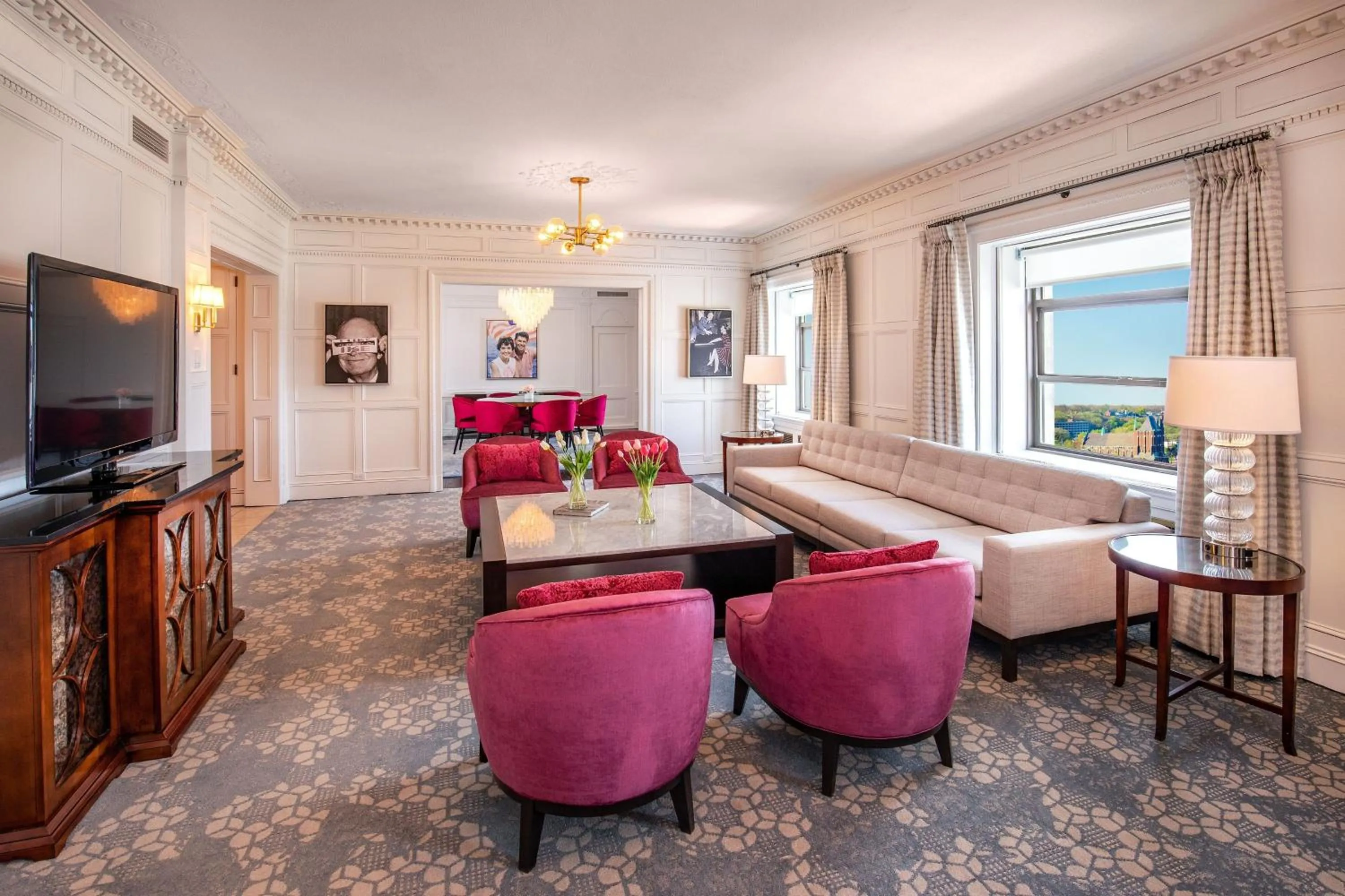 Living room, Bed in Peoria Marriott Pere Marquette
