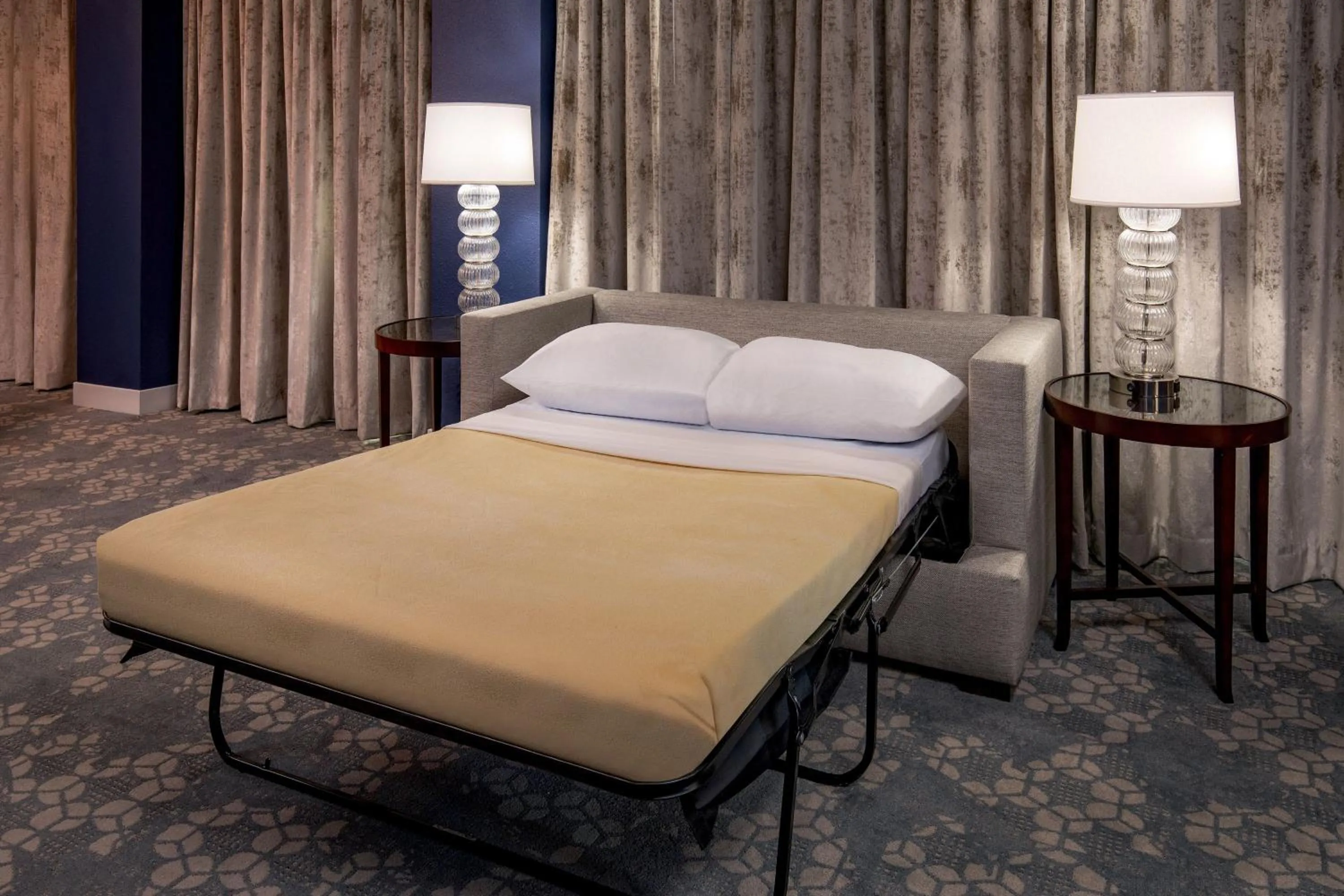 Photo of the whole room, Bed in Peoria Marriott Pere Marquette