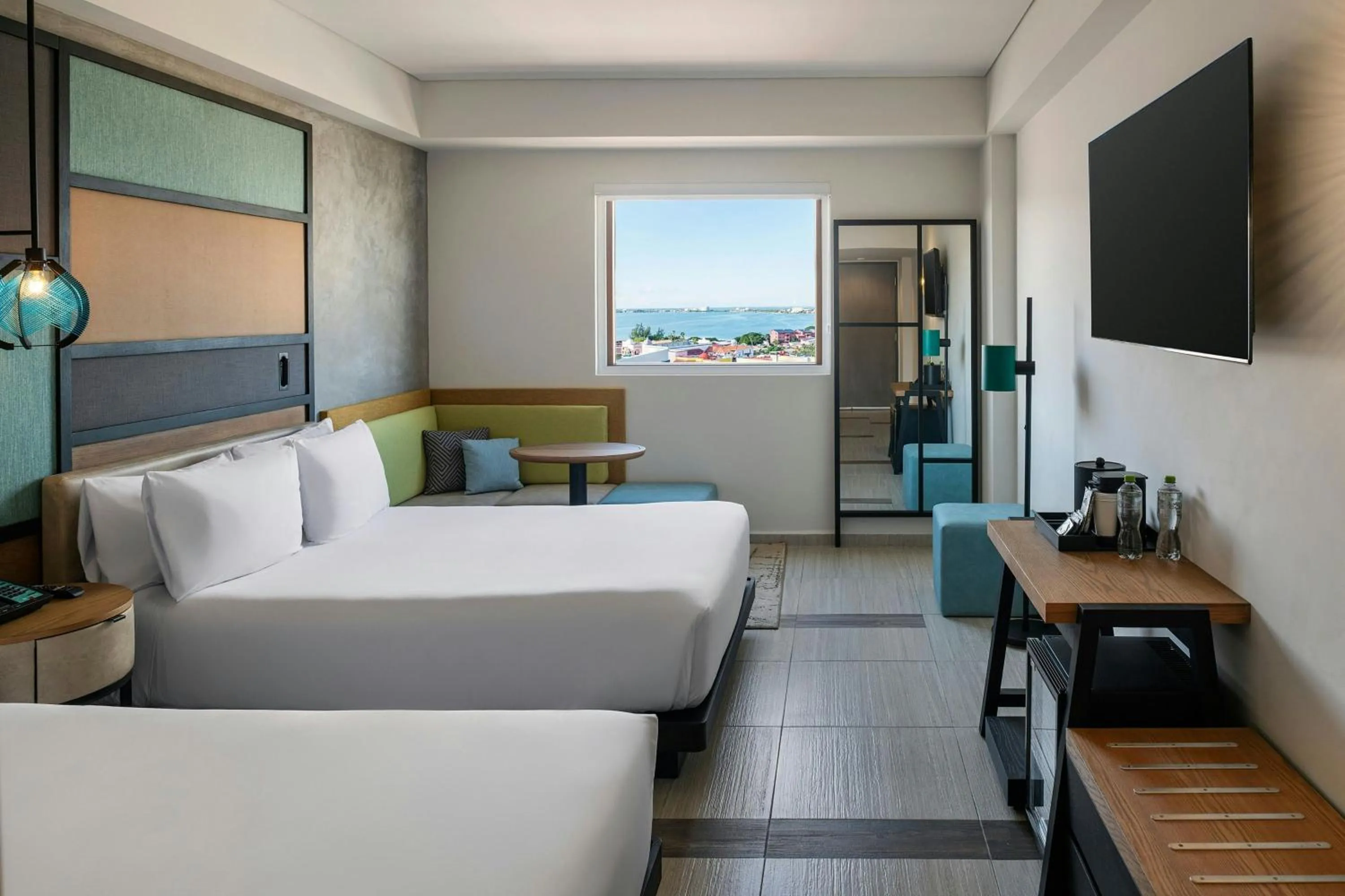 Photo of the whole room, Bed in Aloft Cancun