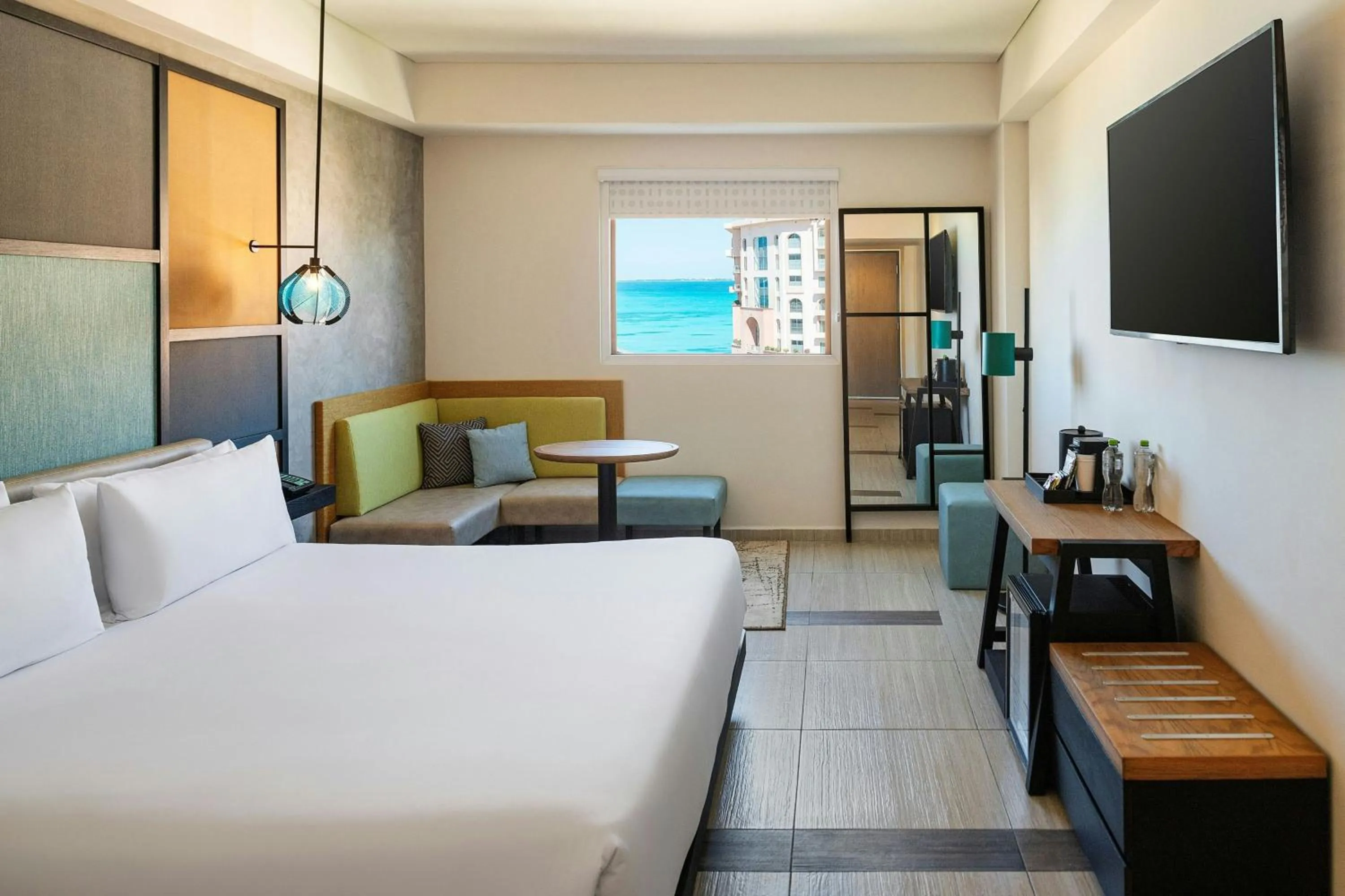 Photo of the whole room, Bed in Aloft Cancun