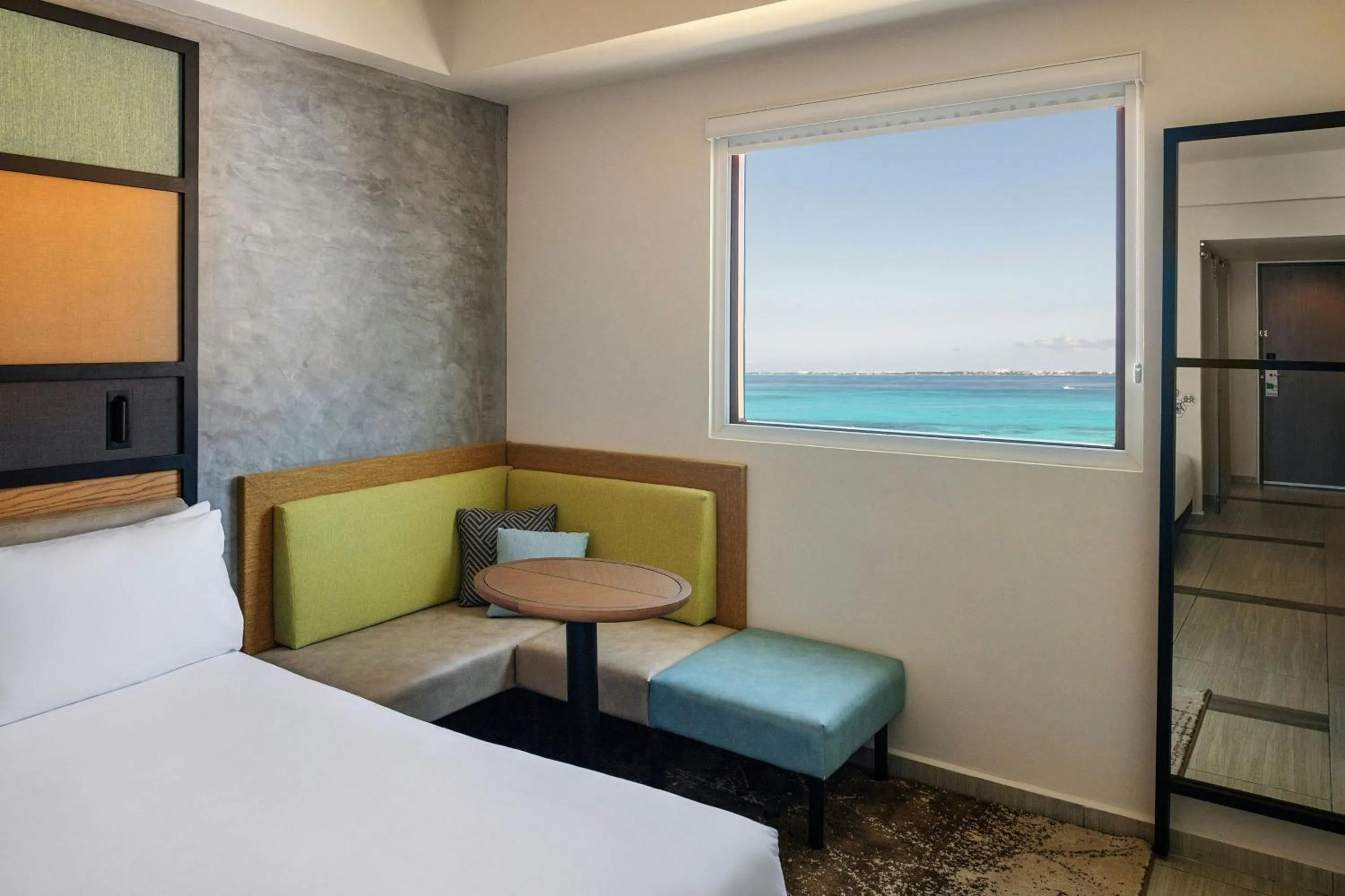 Photo of the whole room, Bed in Aloft Cancun