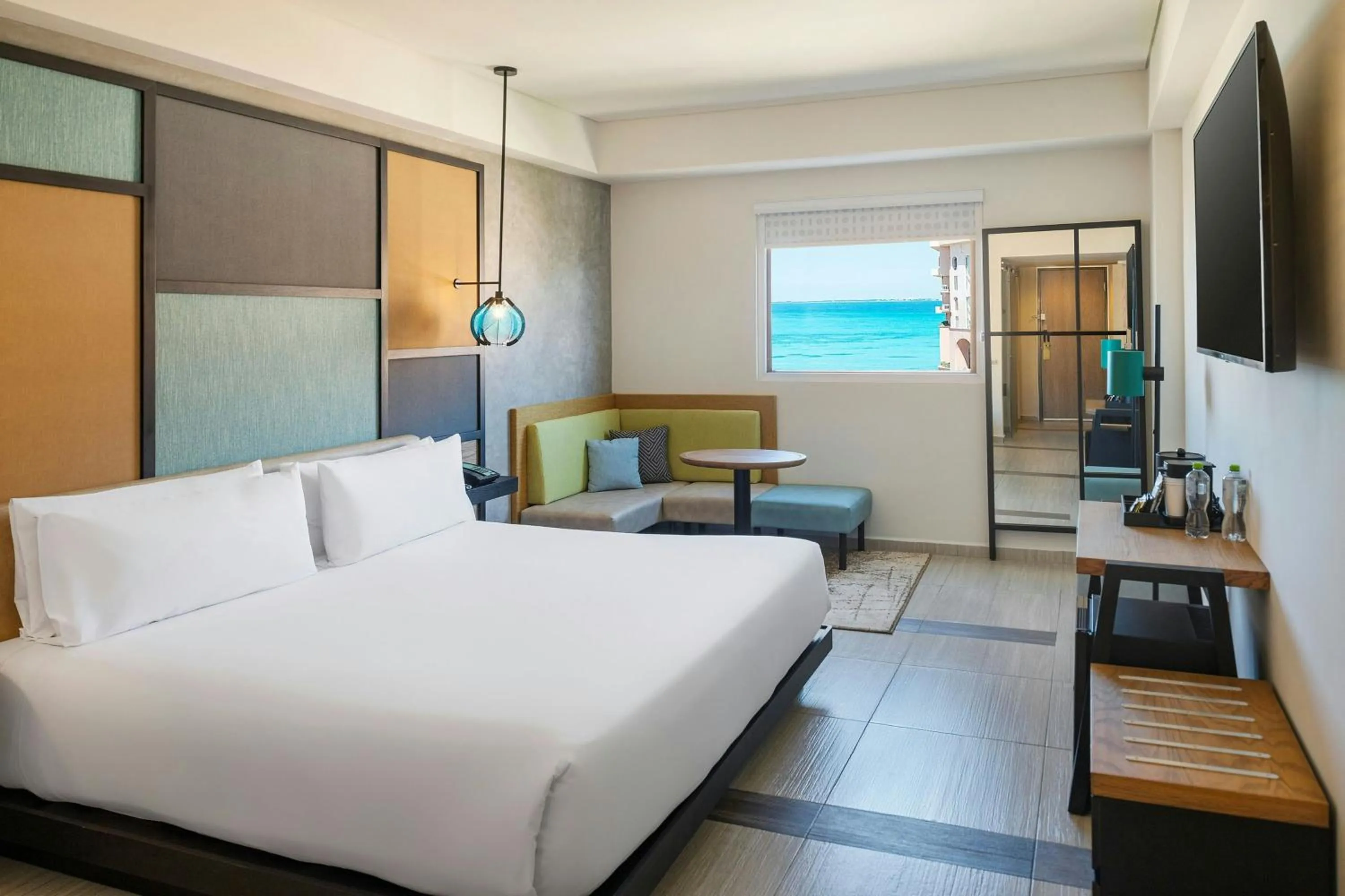 Photo of the whole room, Bed in Aloft Cancun