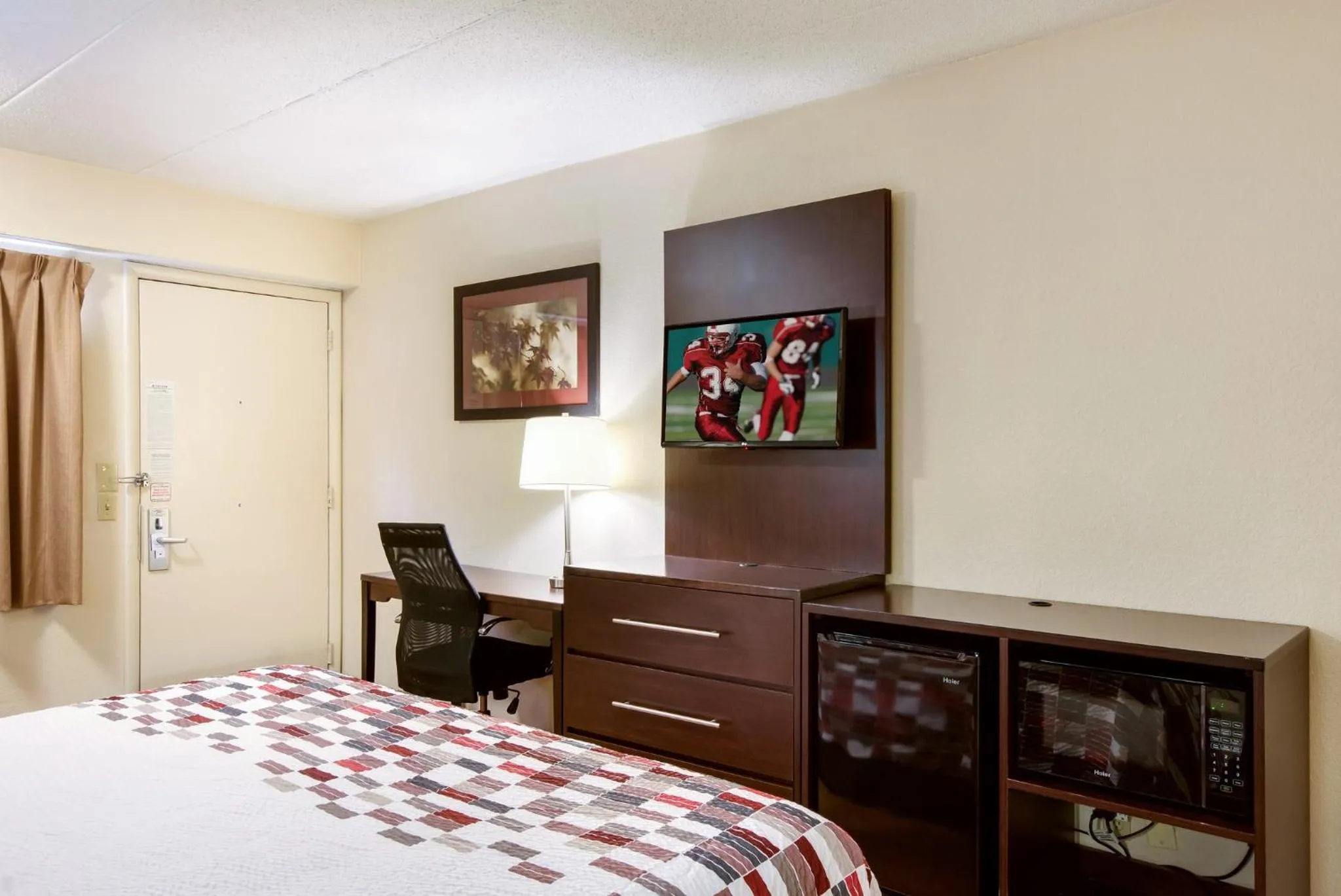 Bedroom, Bed in Red Roof Inn Kalamazoo East – Expo Center