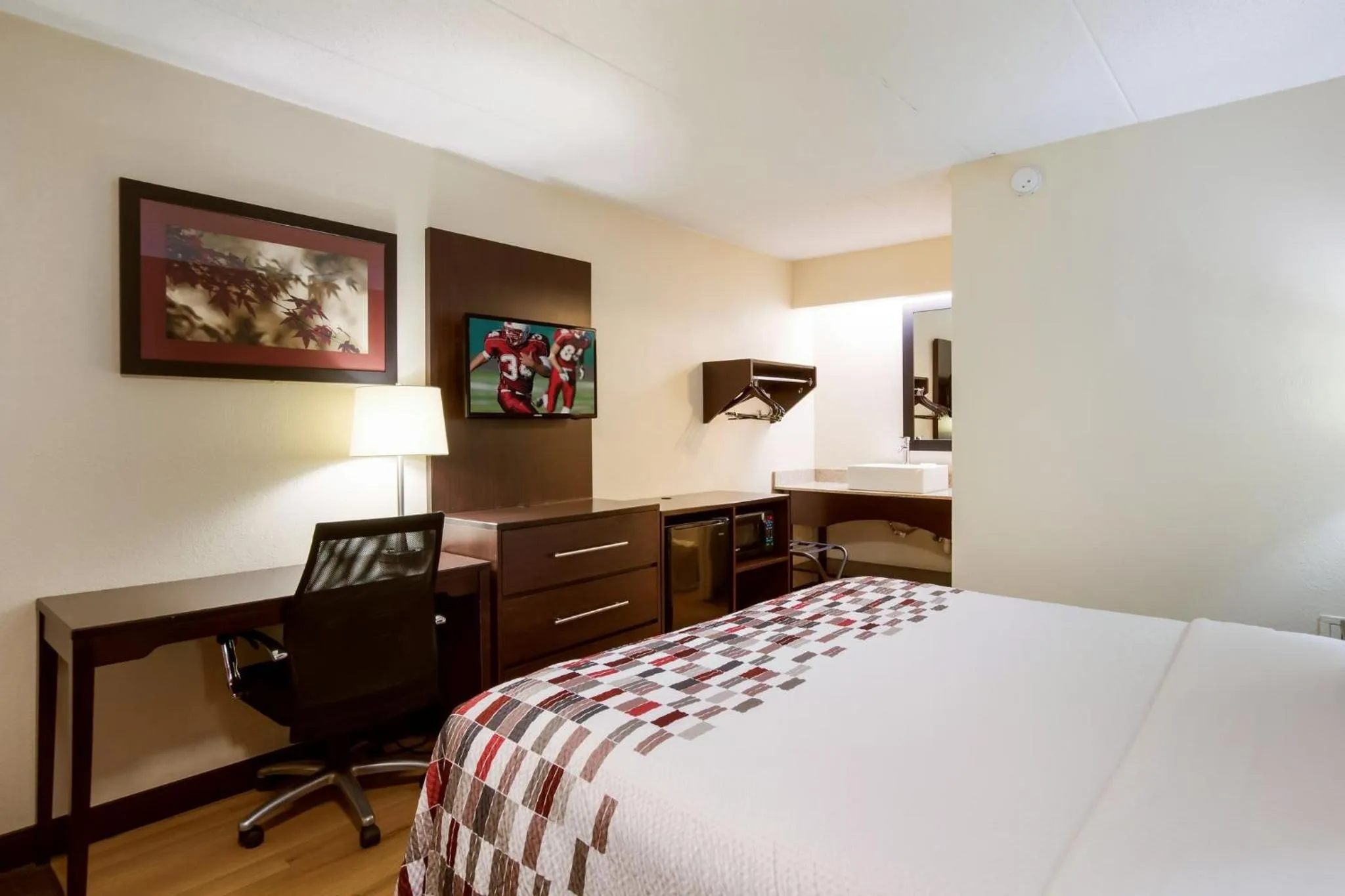 Bedroom, Bed in Red Roof Inn Kalamazoo East – Expo Center