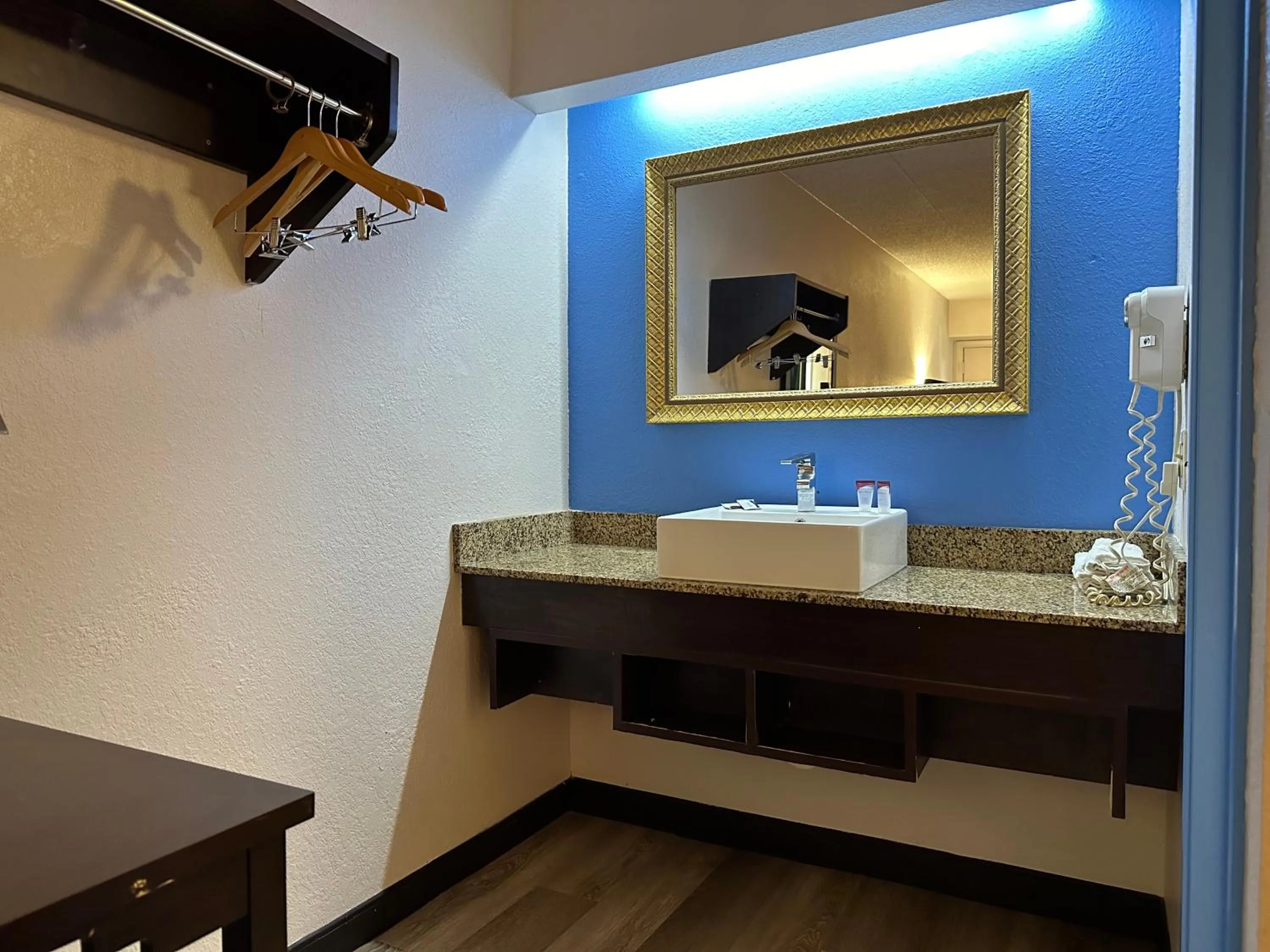 Bedroom in American Inn & Suites Bishop Airport Flint