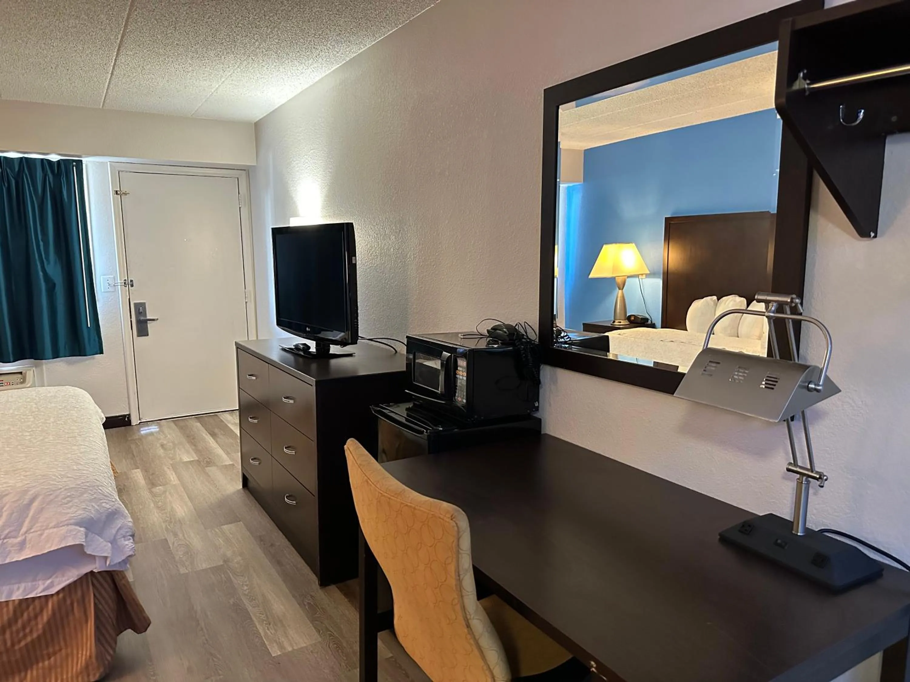 Bed in American Inn & Suites Bishop Airport Flint