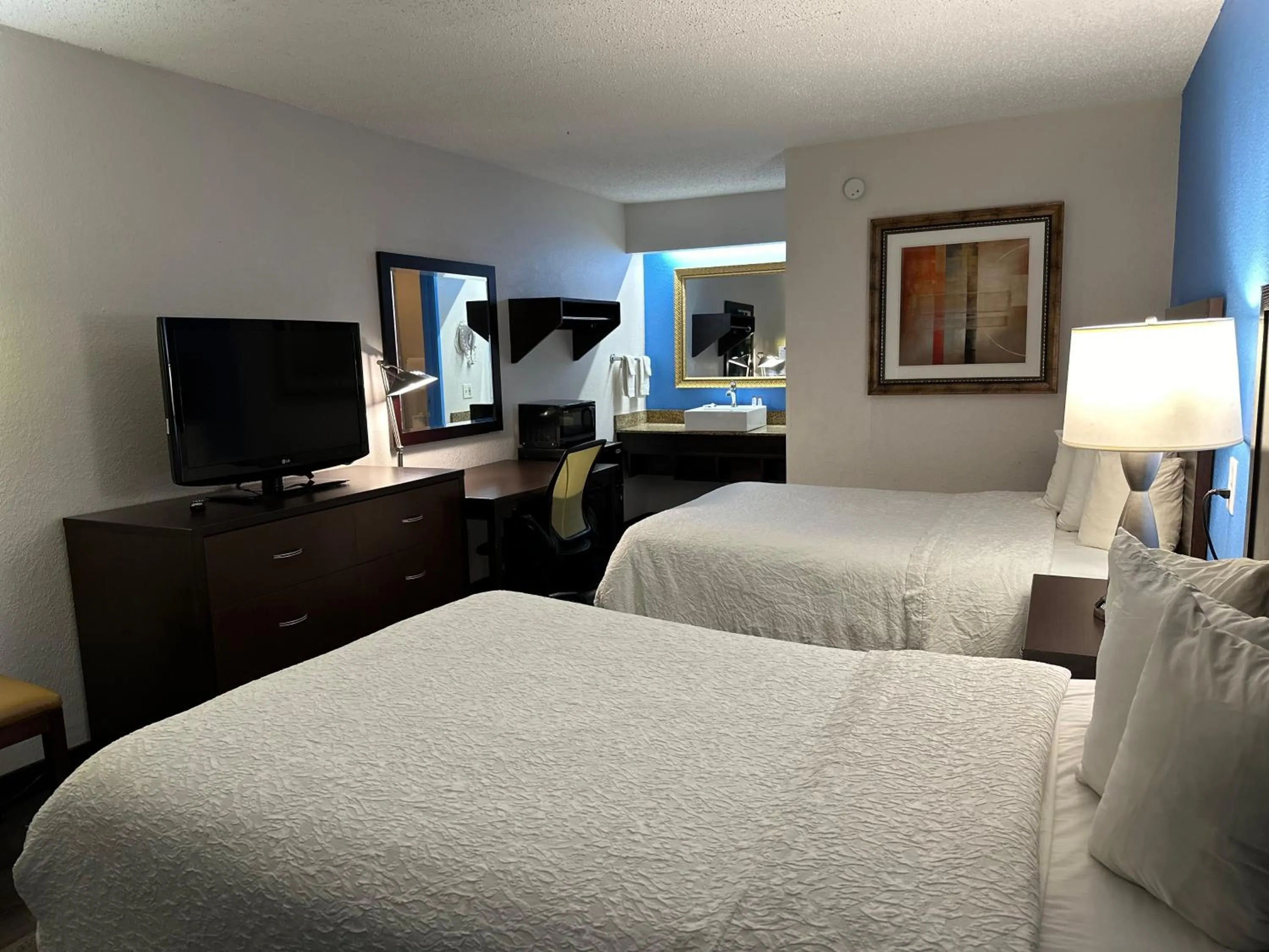 Bed in American Inn & Suites Bishop Airport Flint