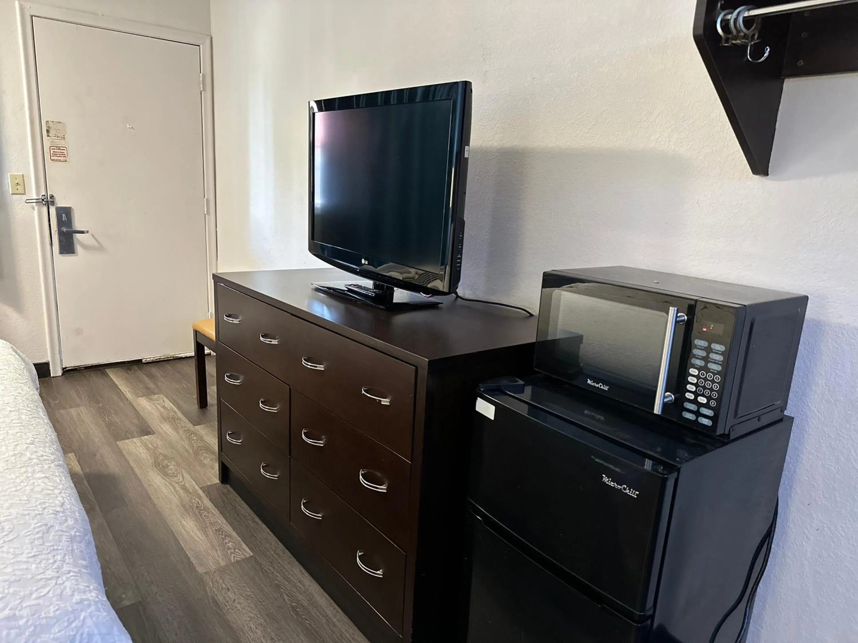 TV and multimedia in American Inn & Suites Bishop Airport Flint