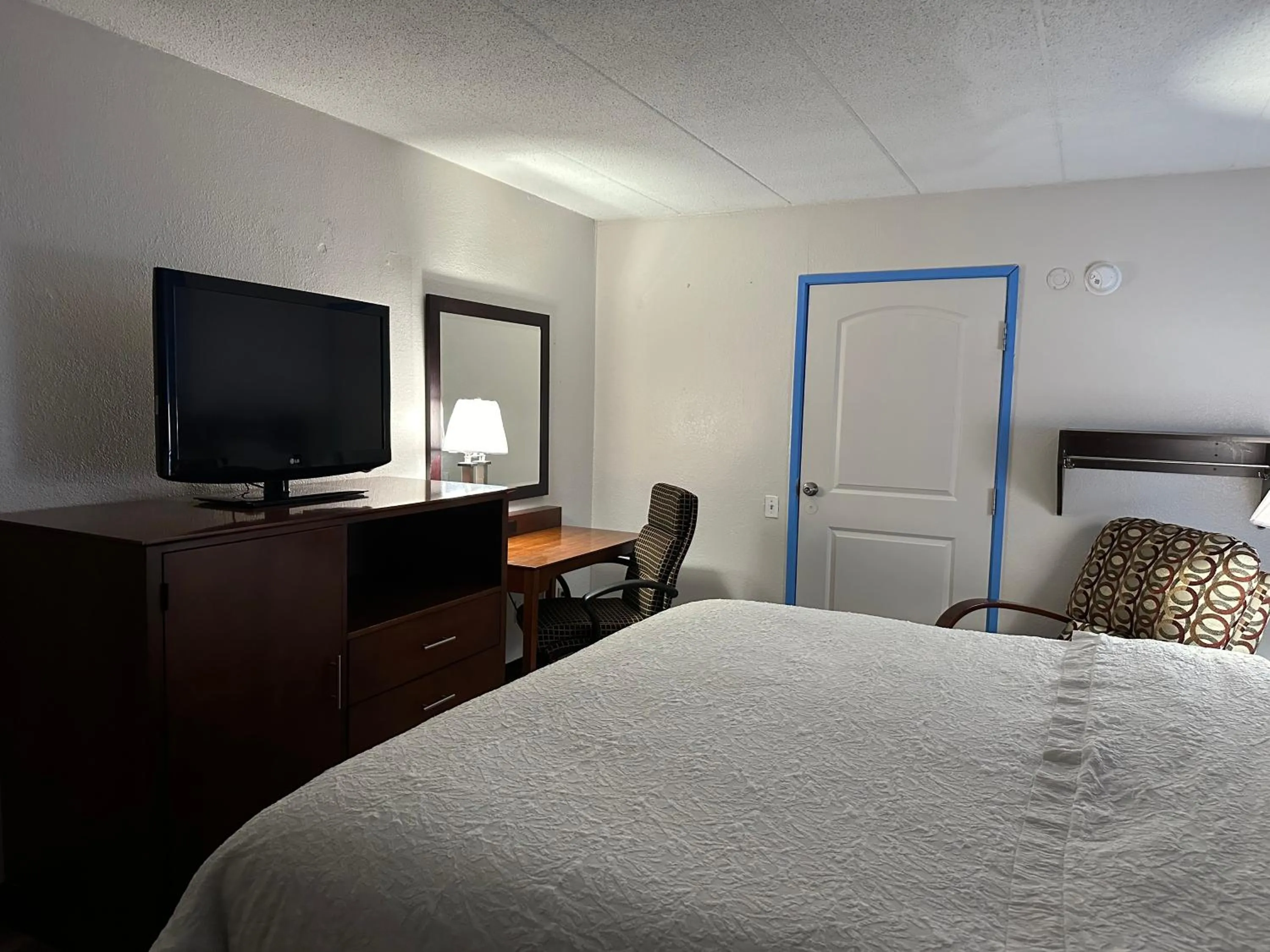 Evening entertainment, Bed in American Inn & Suites Bishop Airport Flint