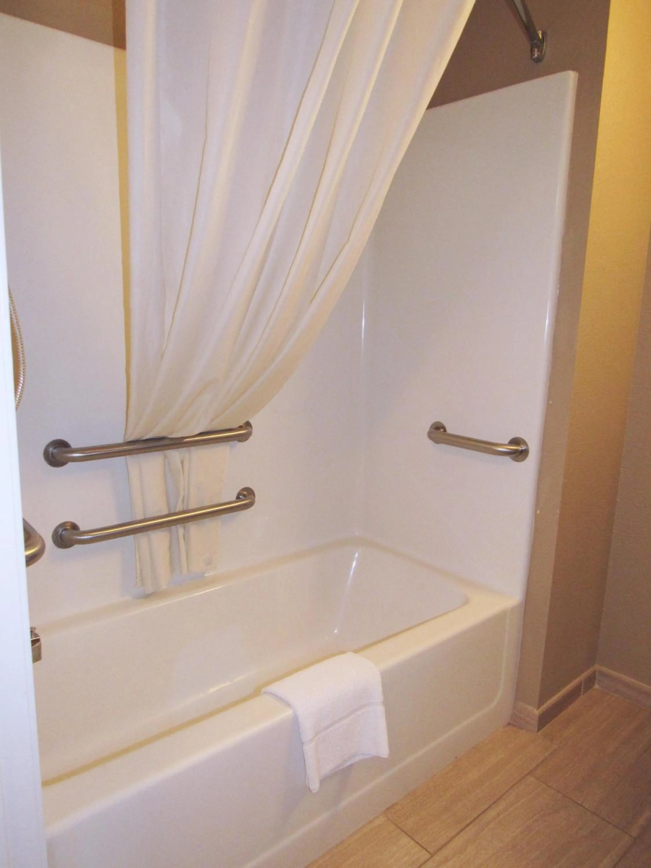 Bathroom in Red Roof Inn Fargo - I-94/Medical Center