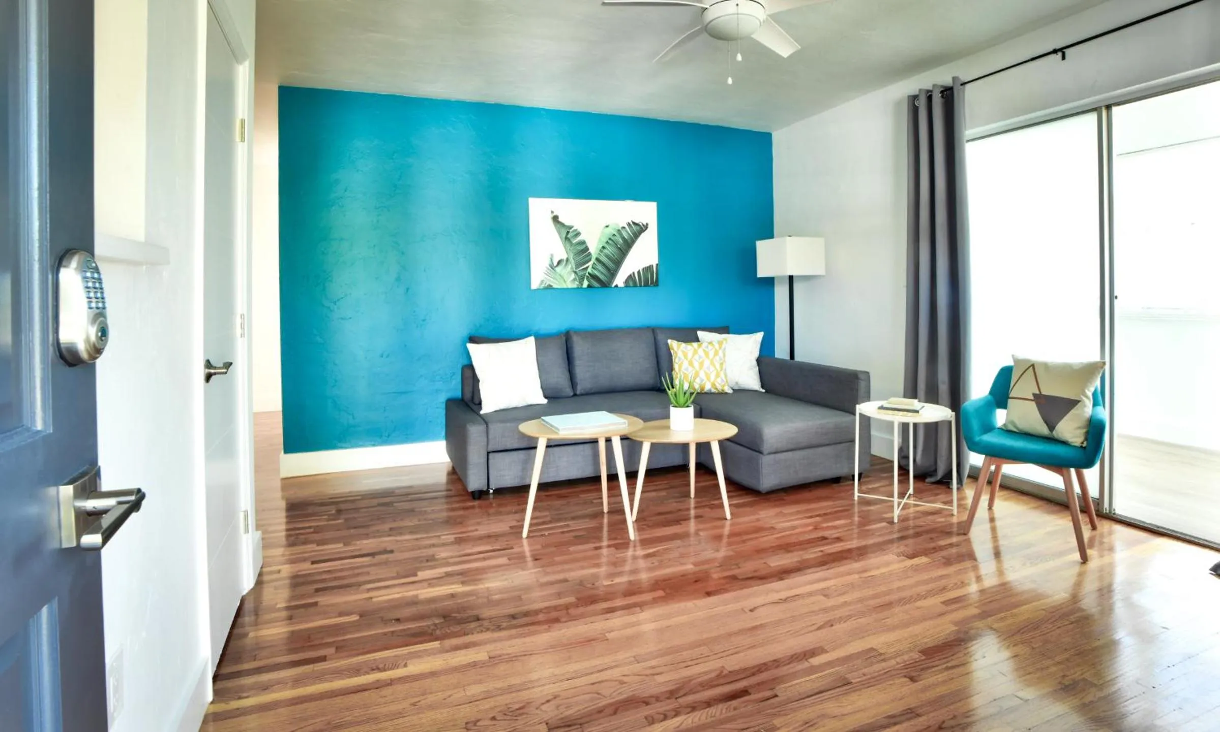 Living room in Broadwaysuites Downtown By RocketStay