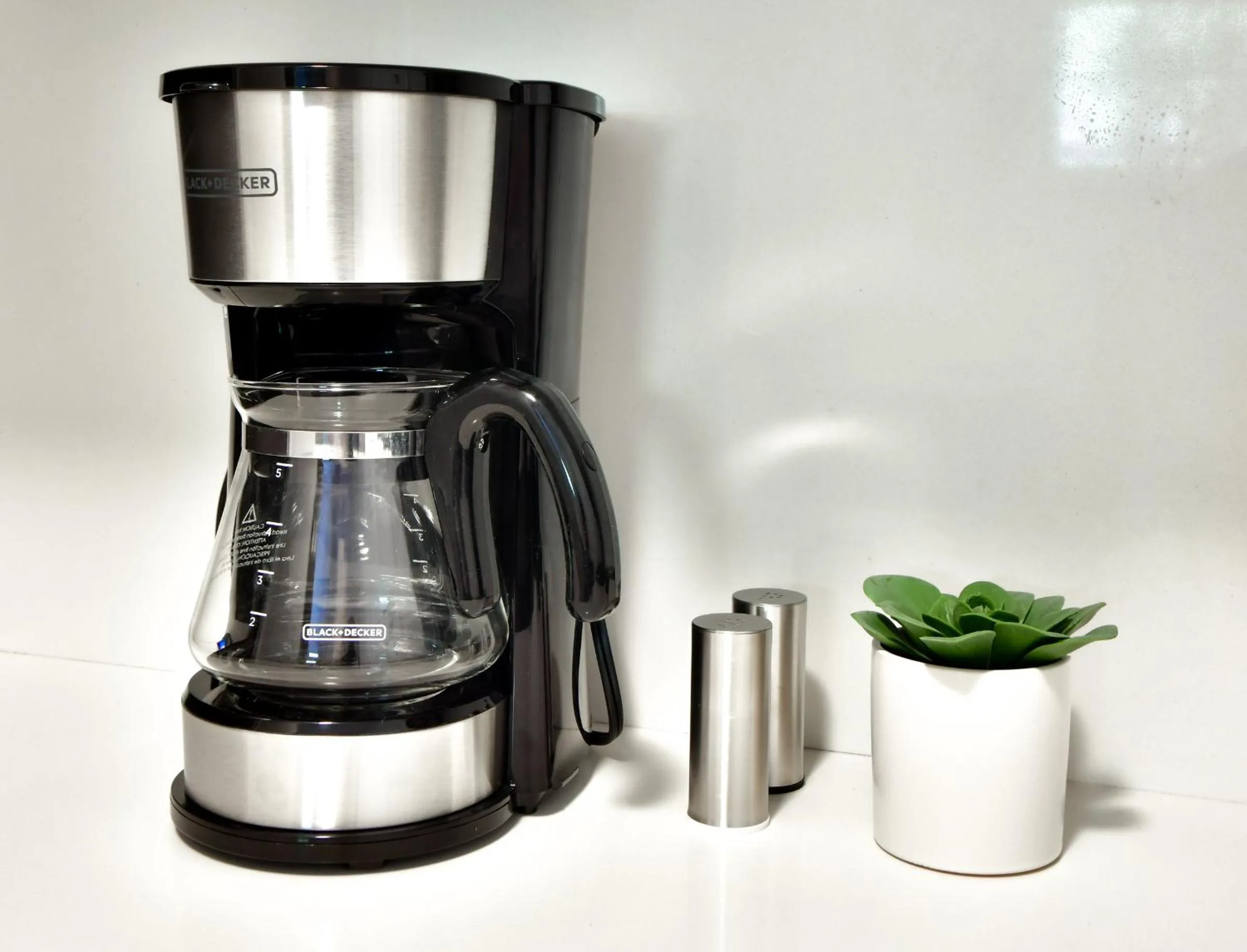 Coffee/tea facilities in Broadwaysuites Downtown By RocketStay