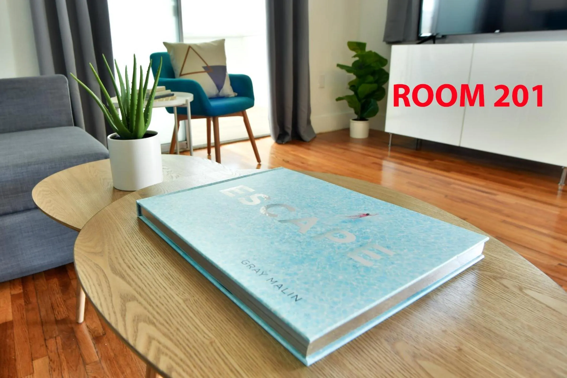 TV and multimedia in Broadwaysuites Downtown By RocketStay