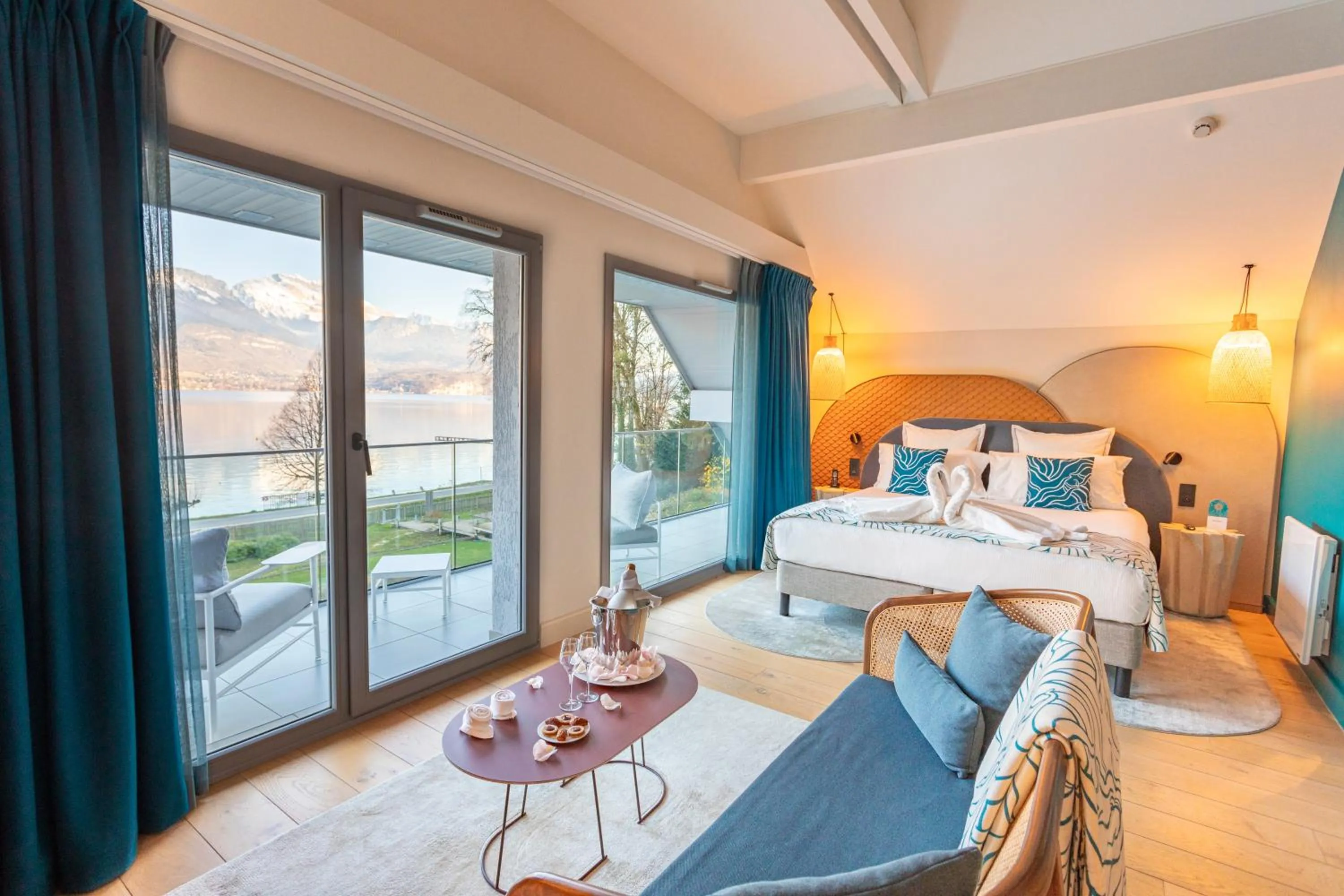 Photo of the whole room, Bed in Black Bass Hotel