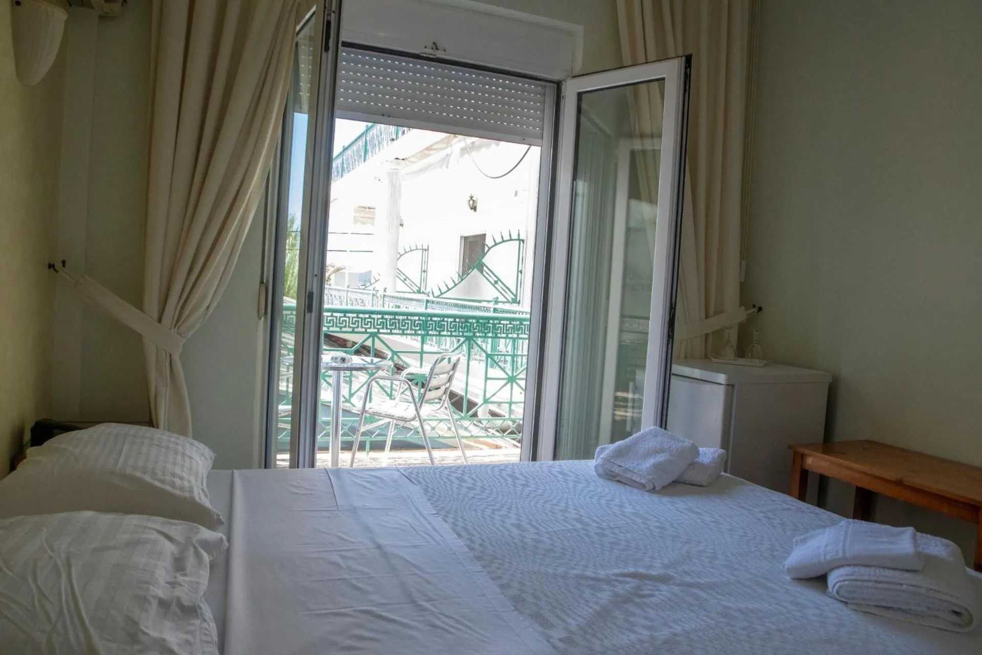 Balcony/Terrace, Bed in Hotel Astoria