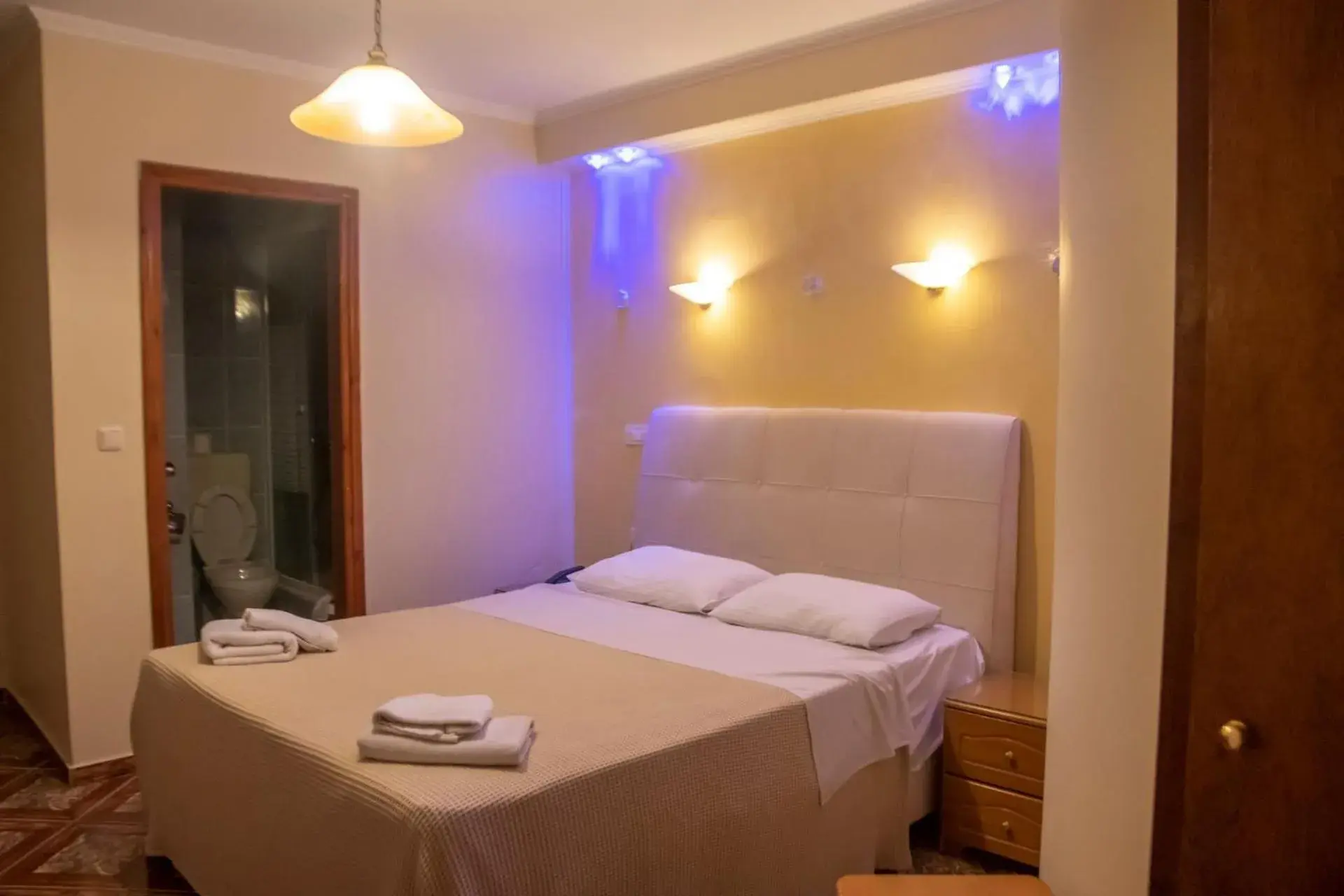 Basic Double Room in Hotel Astoria Basic Double Room in Hotel Astoria