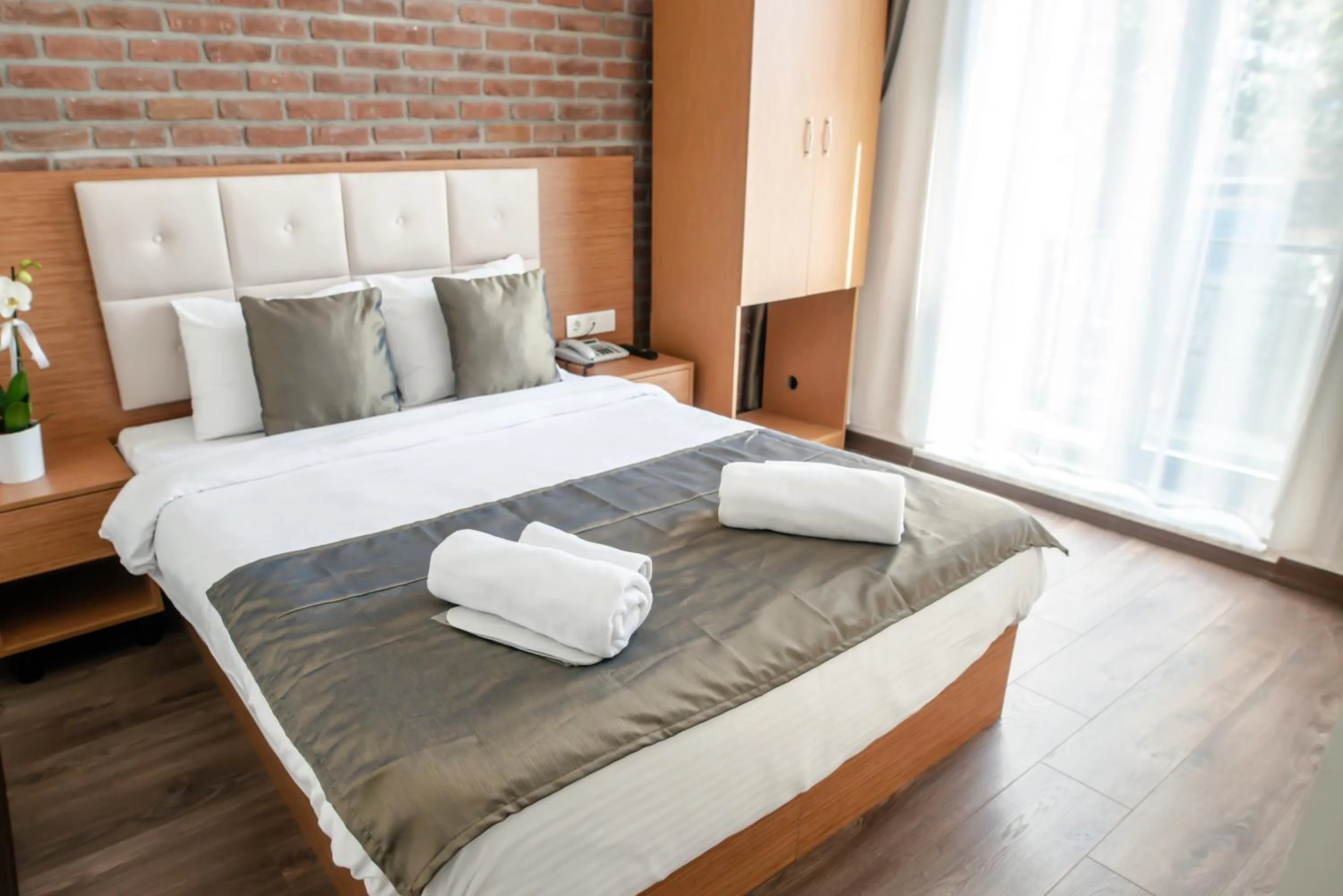 Photo of the whole room, Bed in The Camelot Hotel