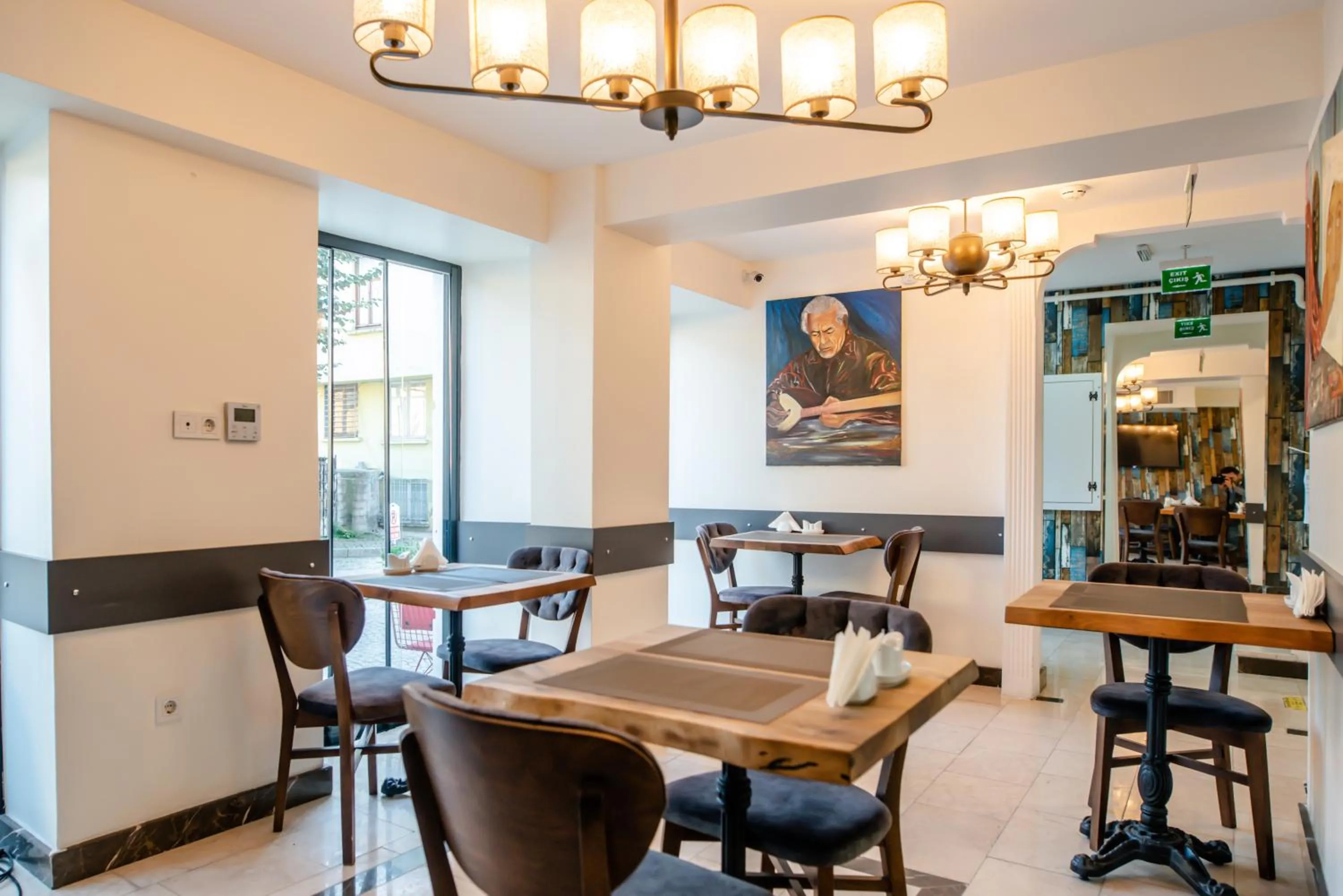 Restaurant/places to eat in The Camelot Hotel