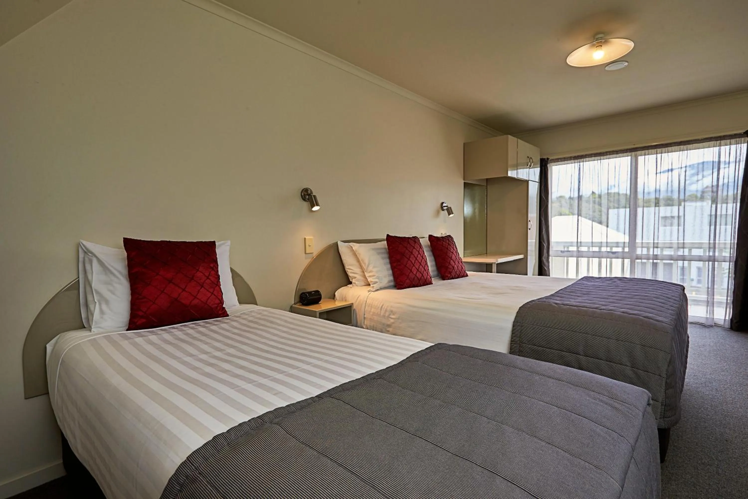 Bedroom, Bed in The White Morph - Heritage Collection