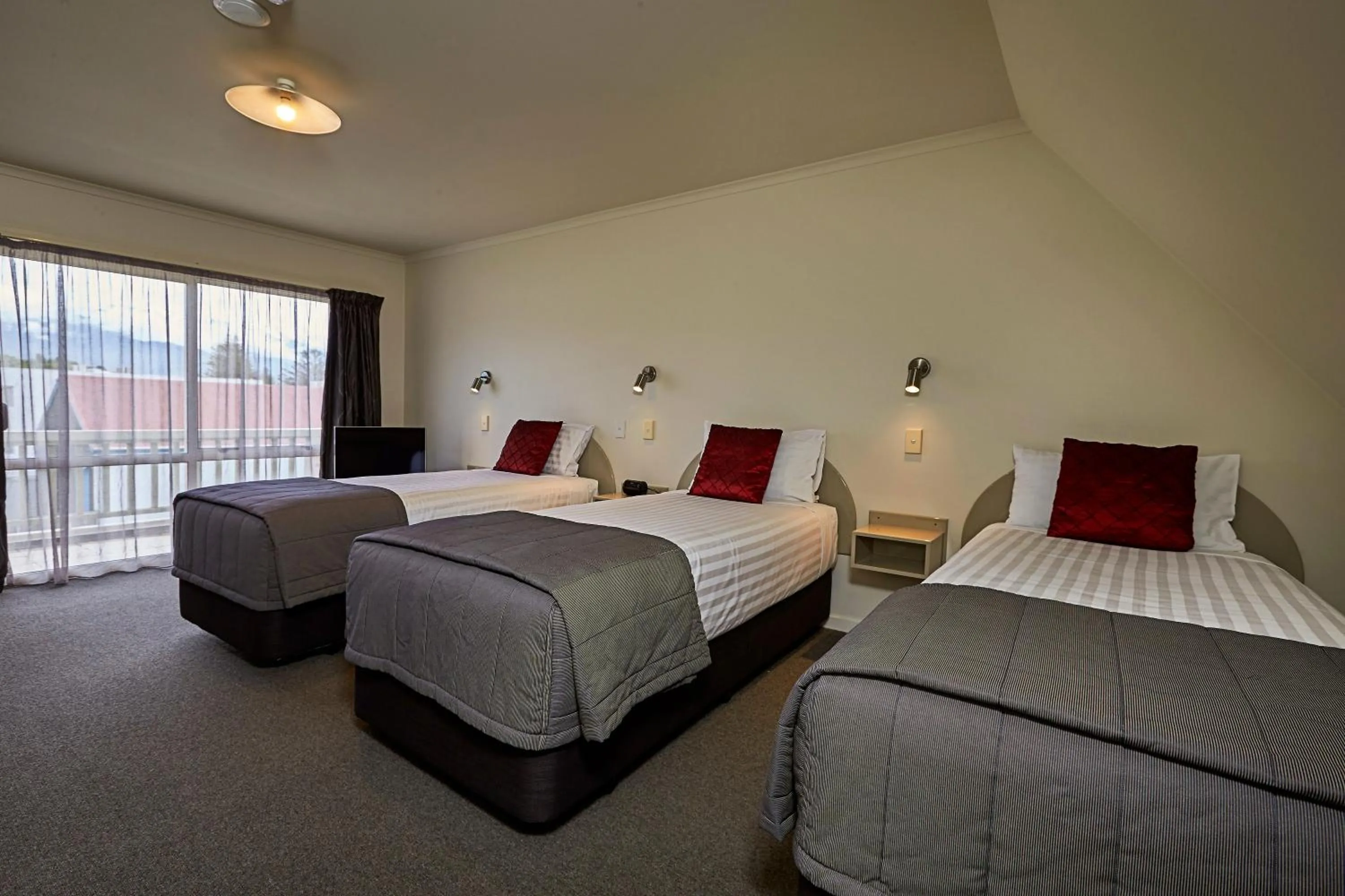 Bedroom, Bed in The White Morph - Heritage Collection