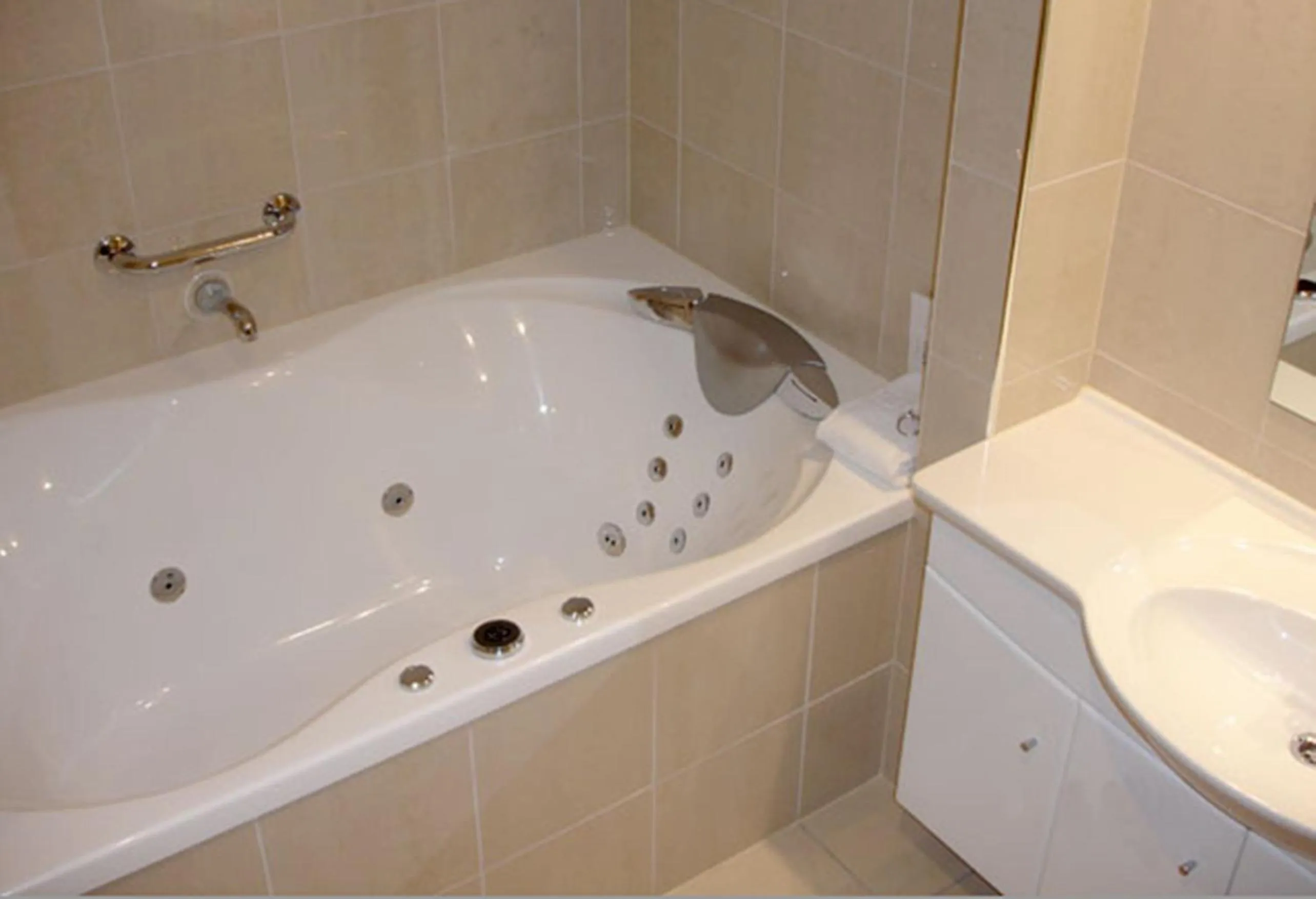 Bathroom in The White Morph - Heritage Collection