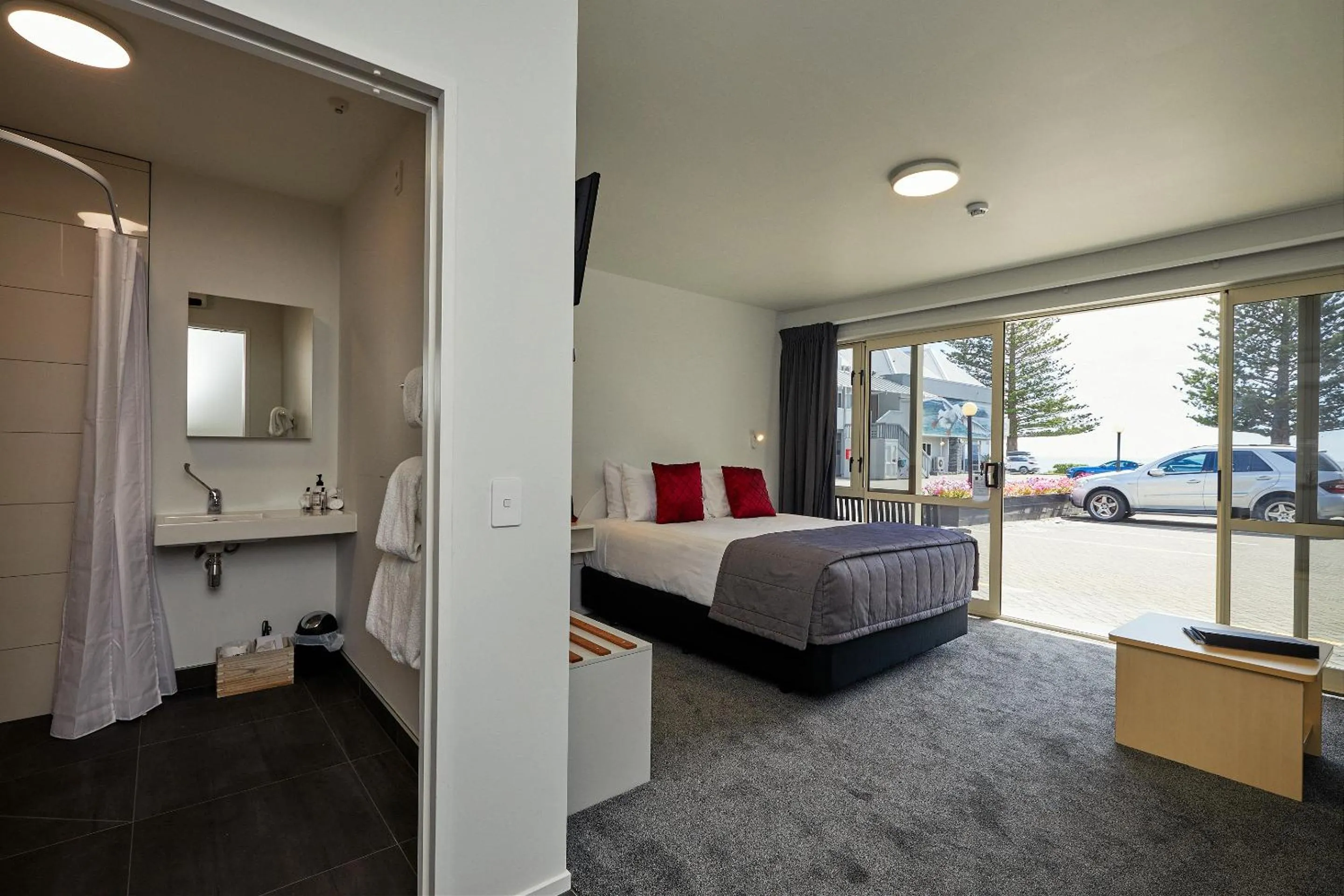 Photo of the whole room, Bed in The White Morph - Heritage Collection