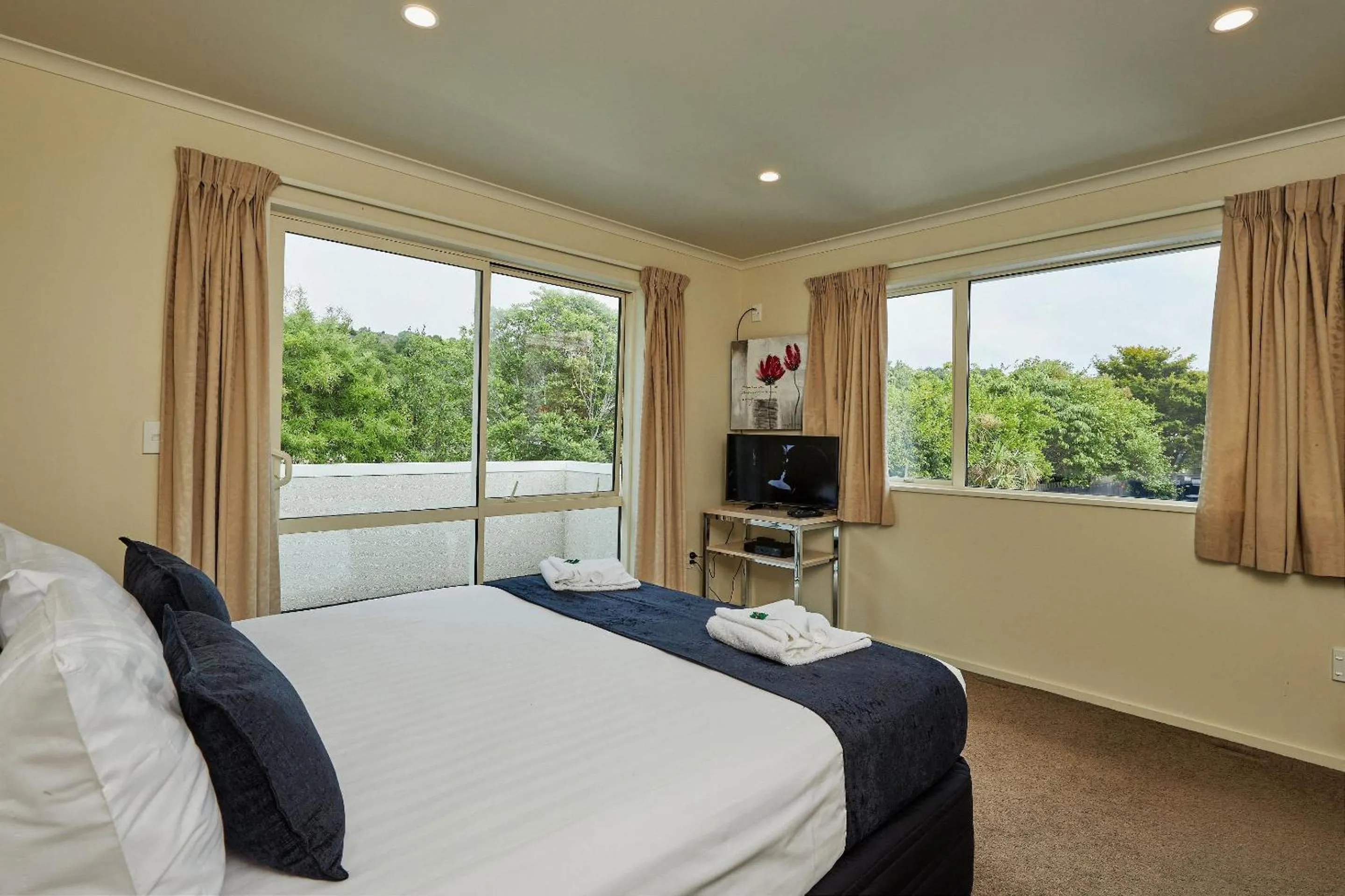 Photo of the whole room, Bed in The White Morph - Heritage Collection