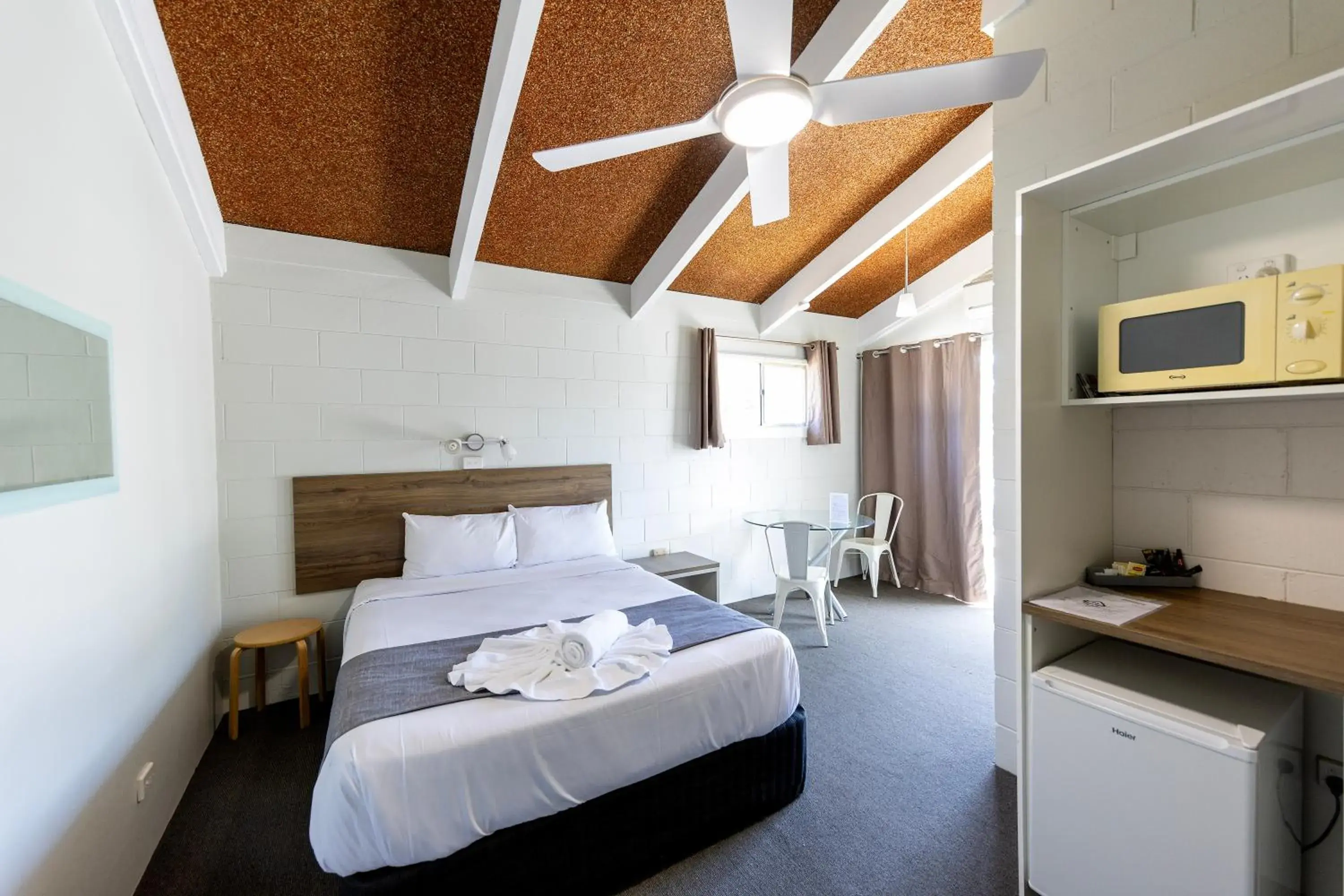 Queen Room with Balcony - No Pets Allowed in Breeze Inn 13 Princes Highway, Ulladulla Queen Room with Balcony - No Pets Allowed in Breeze Inn 13 Princes Highway, Ulladulla