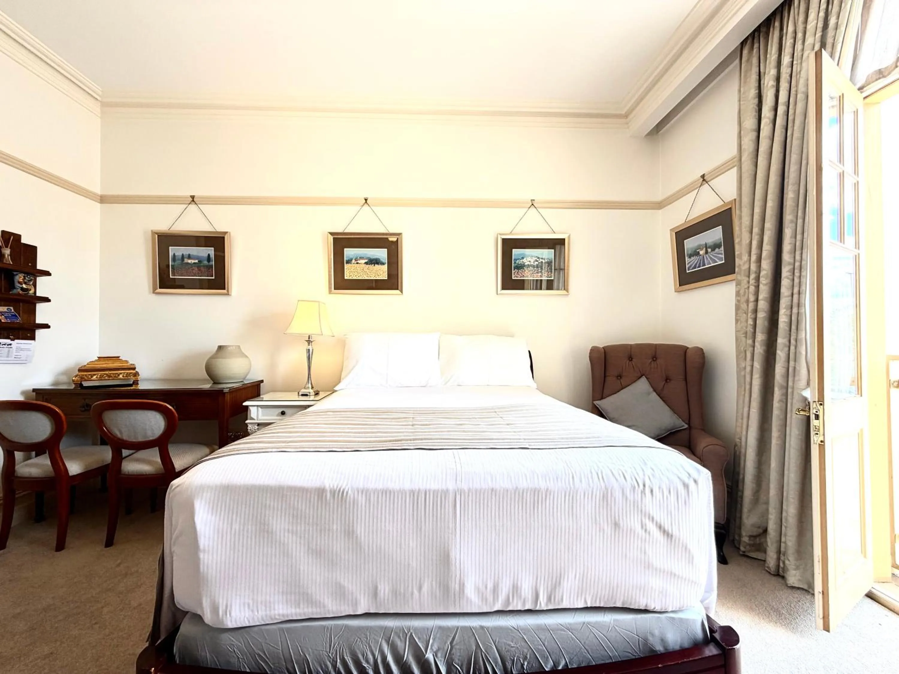 Bed in Cobb & Co Court Boutique Hotel