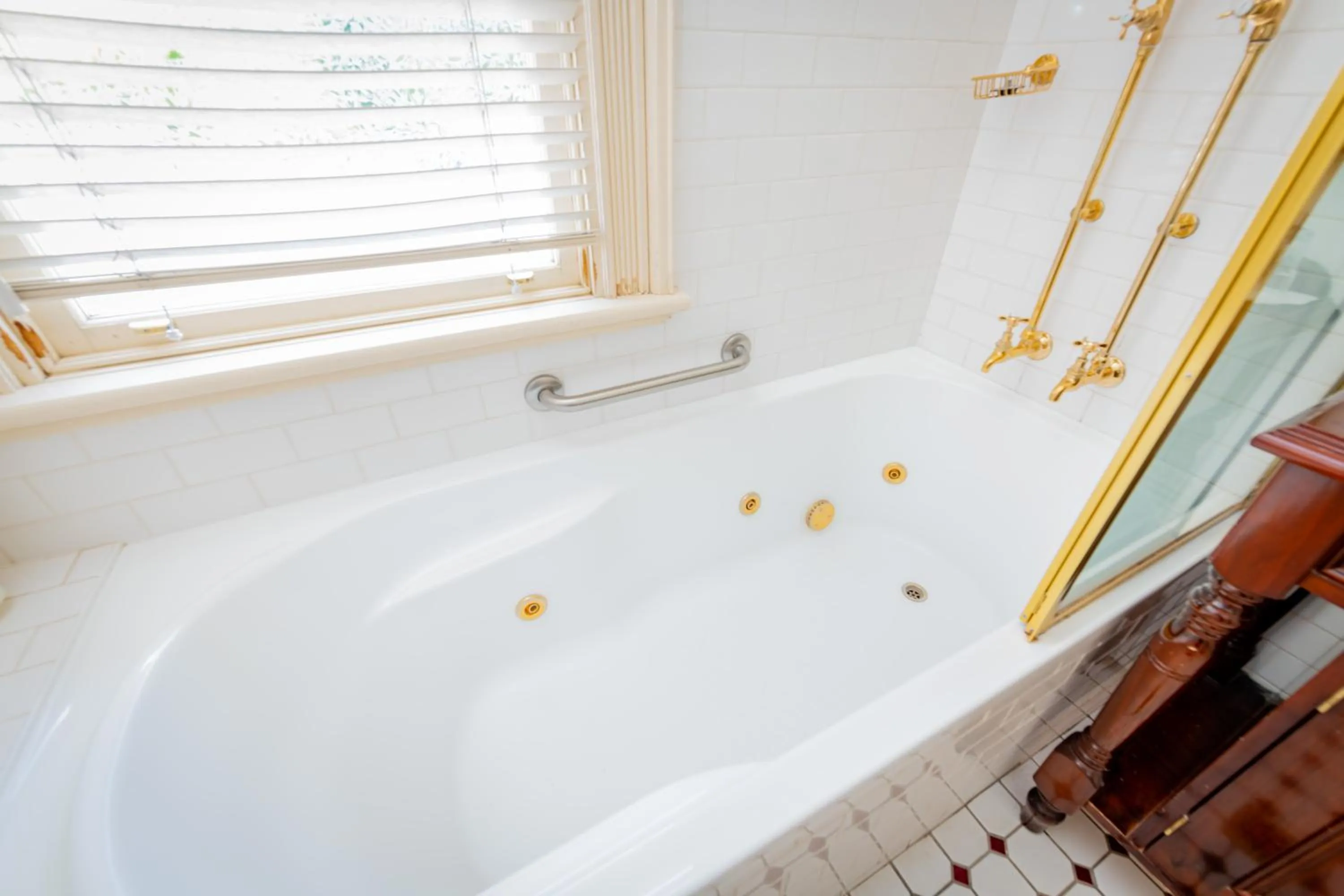 Bathroom in Cobb & Co Court Boutique Hotel