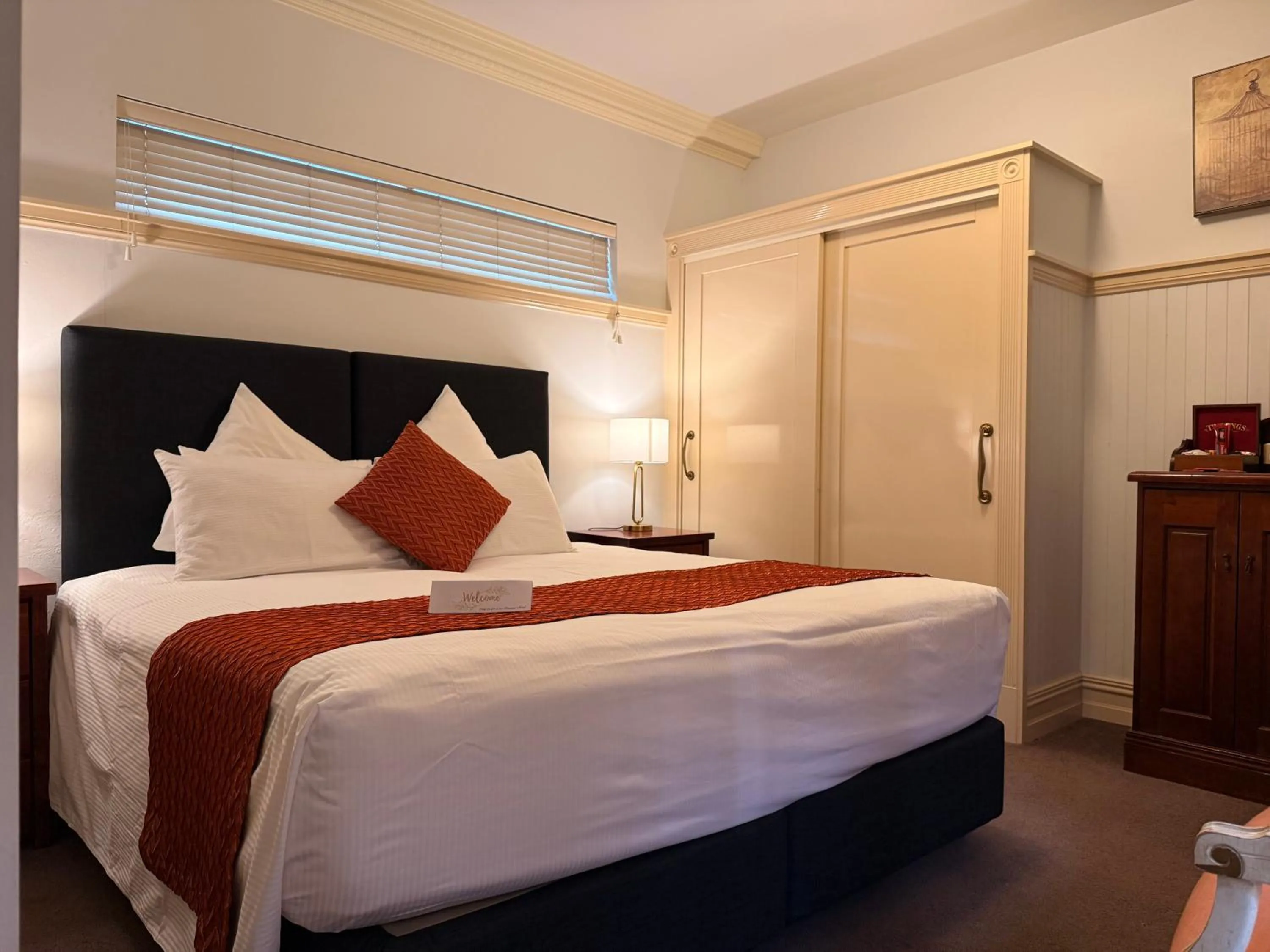 Bed in Cobb & Co Court Boutique Hotel