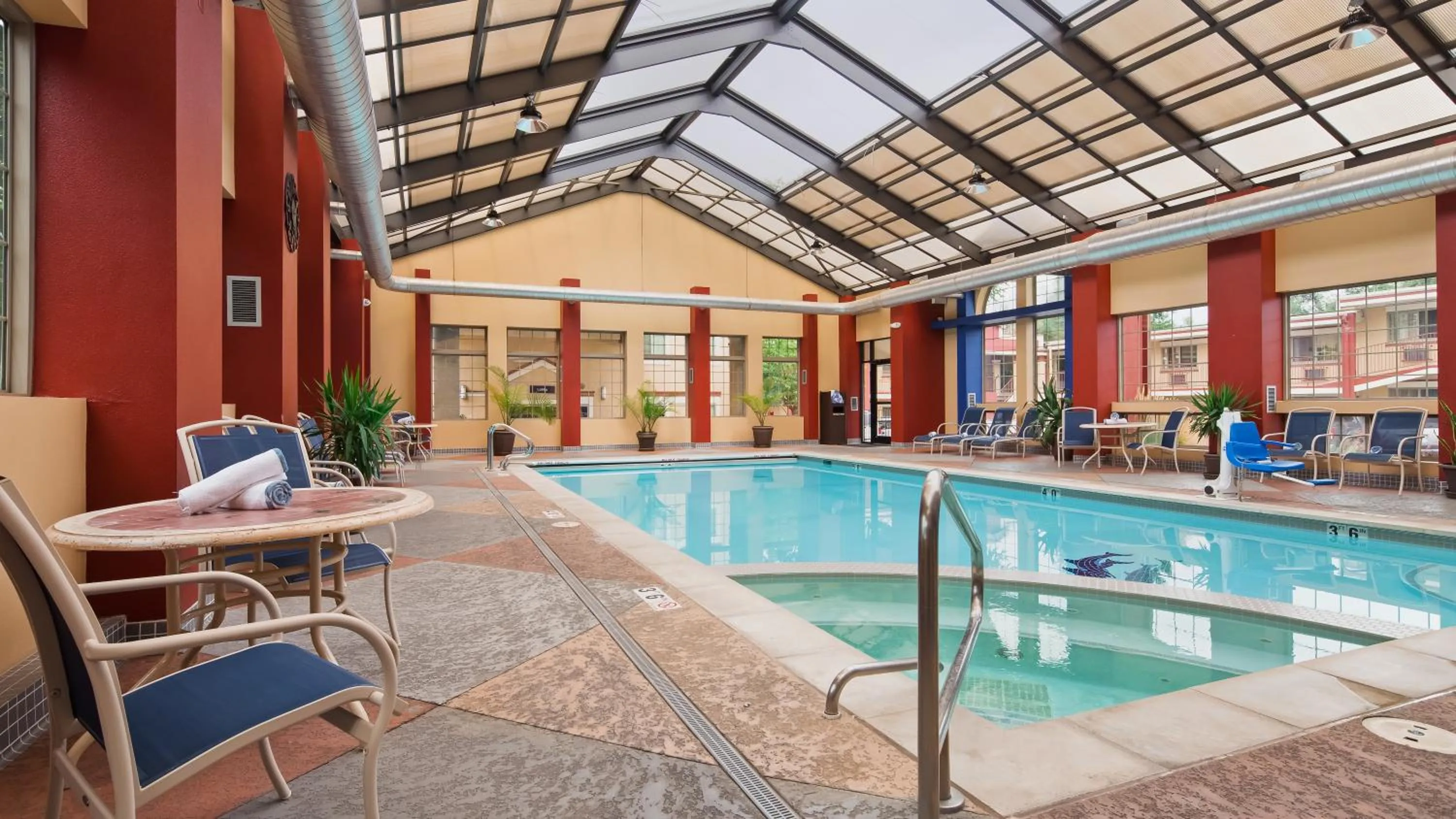 Swimming pool in Best Western University Inn