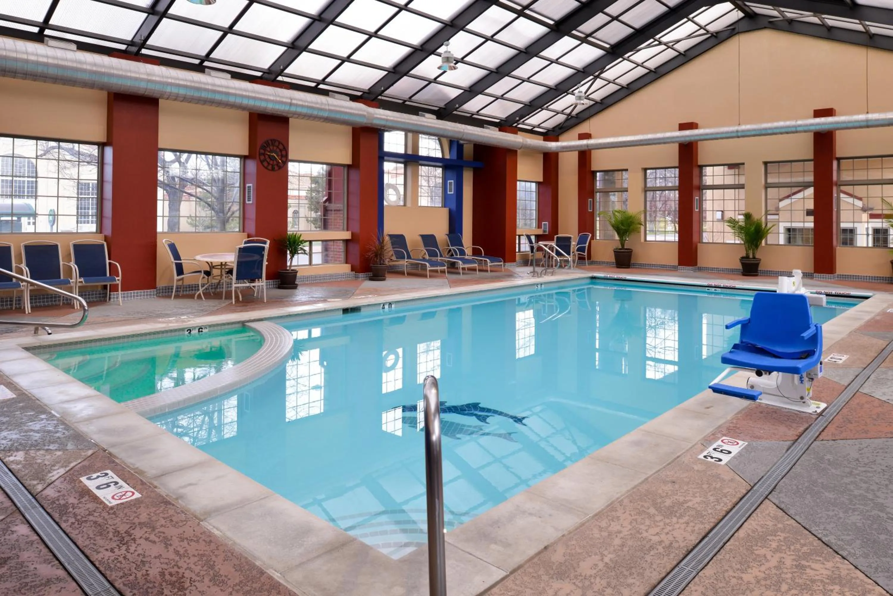 Swimming pool in Best Western University Inn