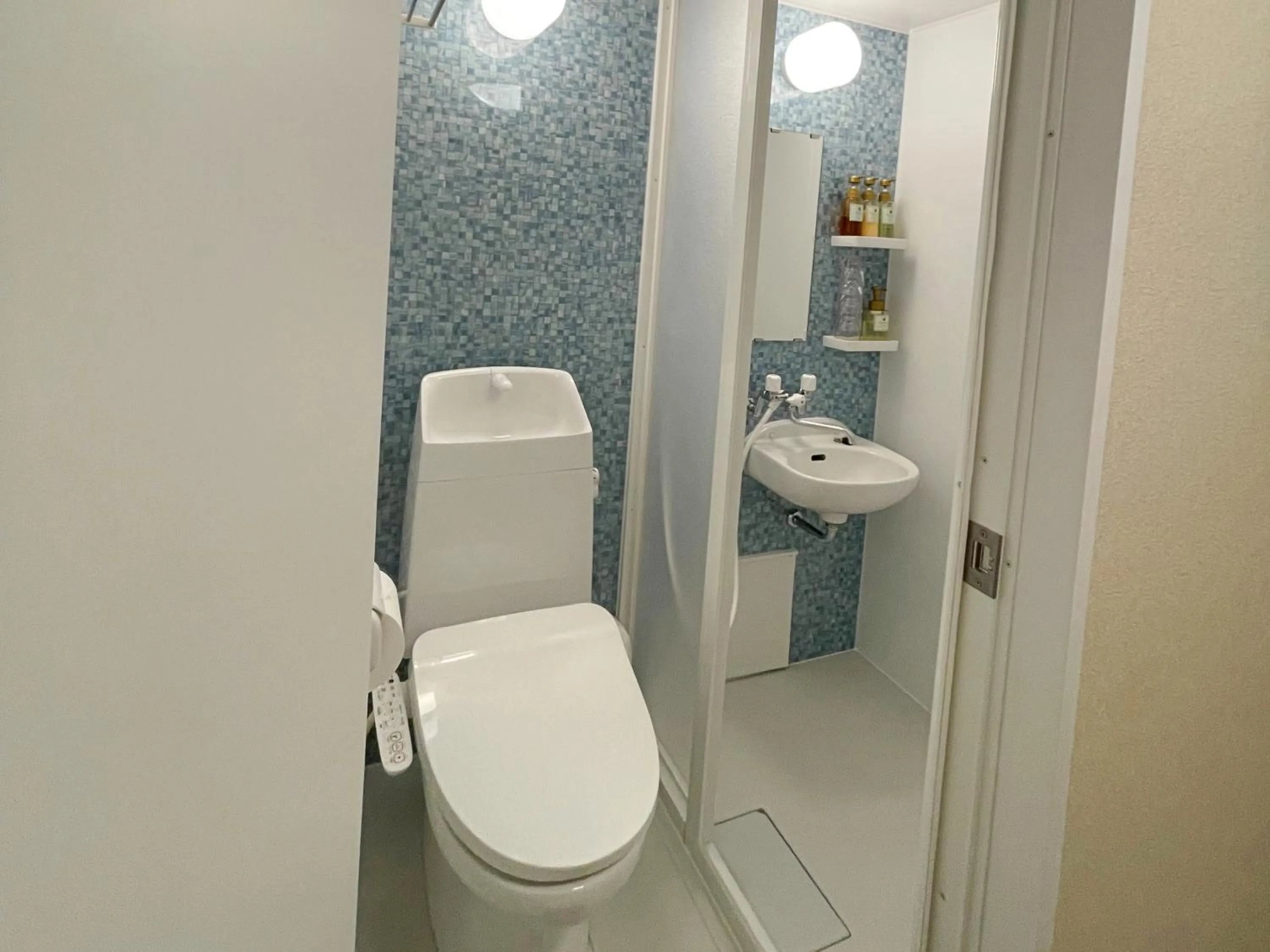 Shower in Ishinoyu Lodge